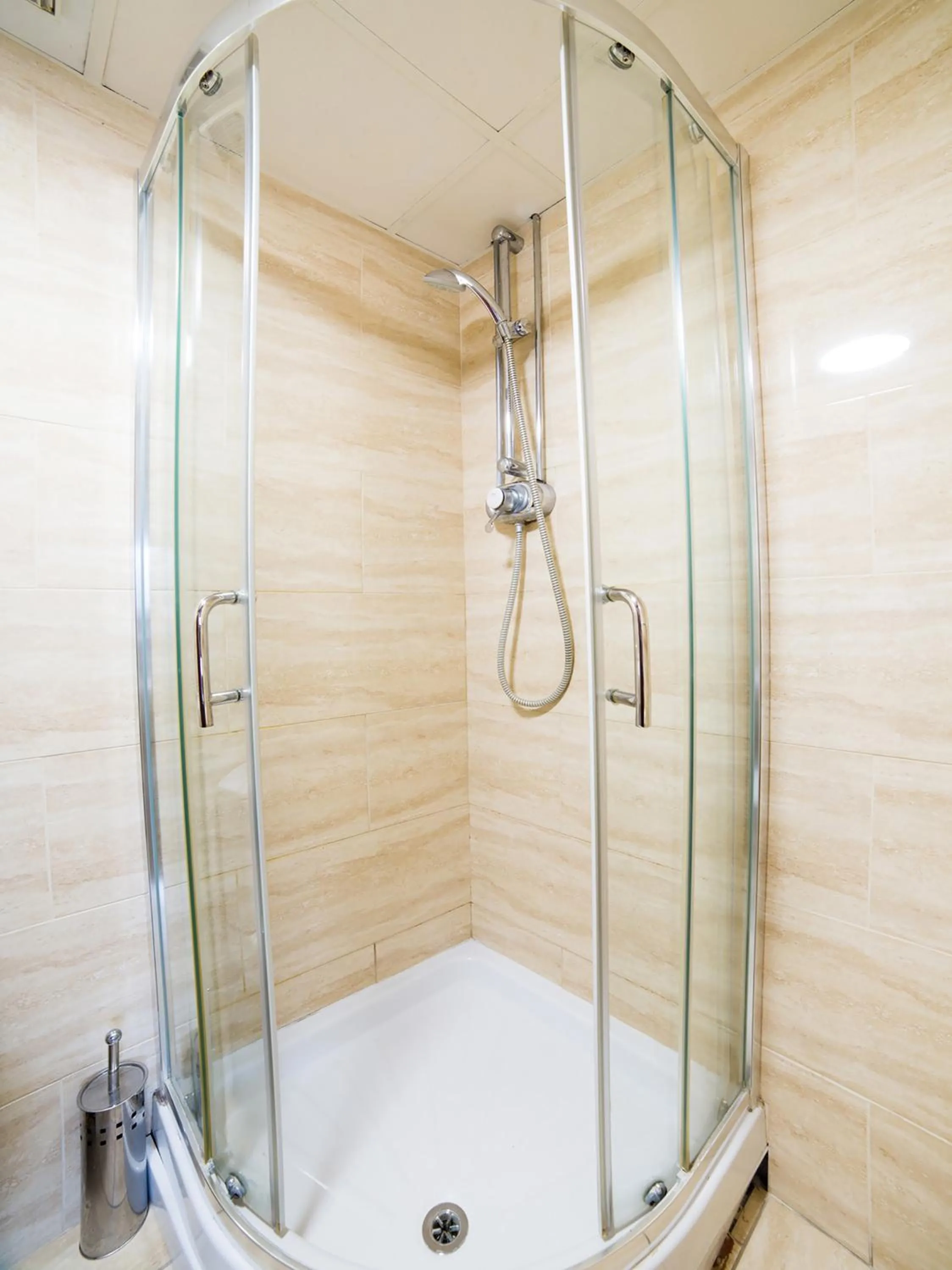 Bathroom in The Whistle and Flute