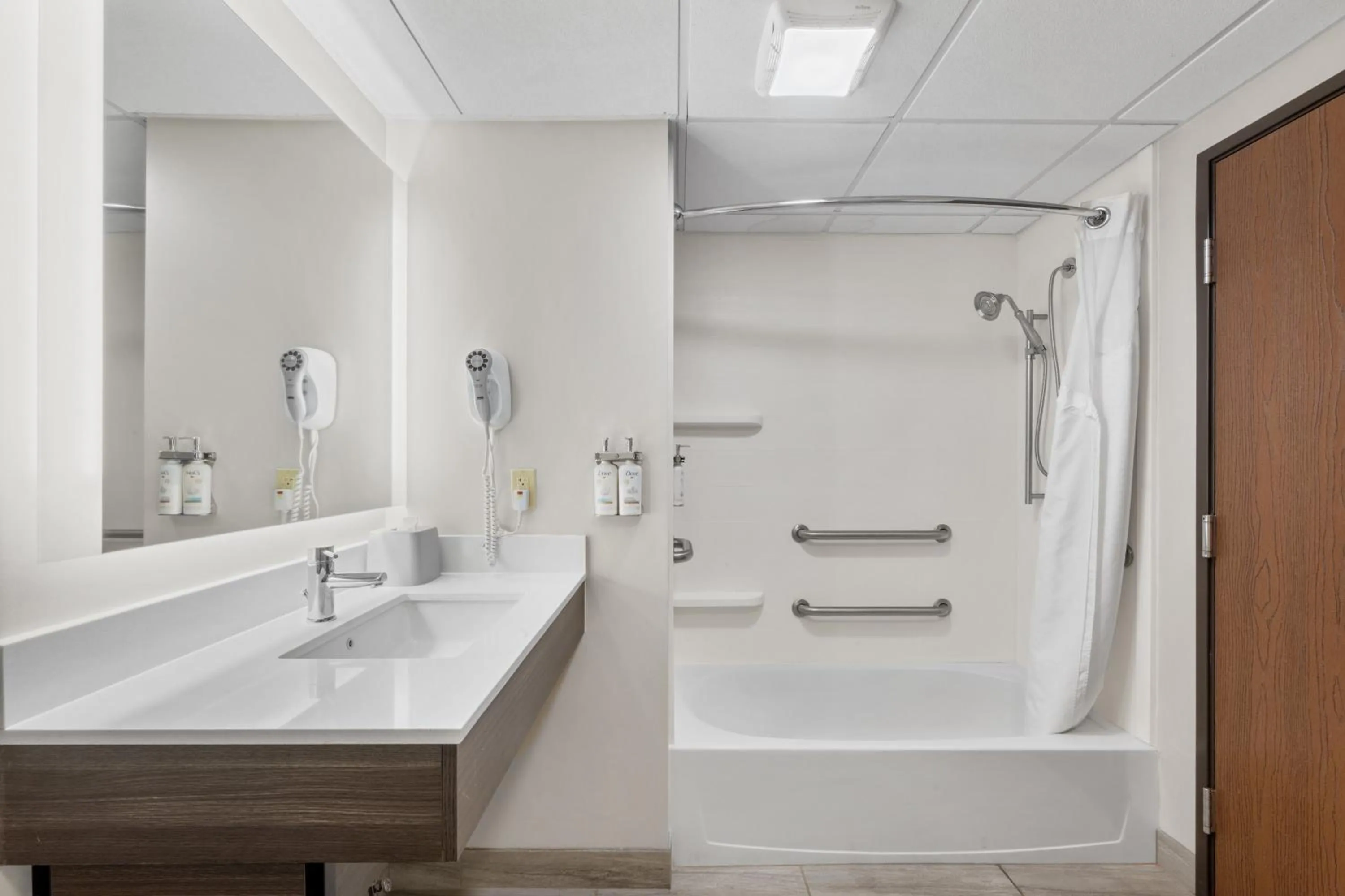 Photo of the whole room in Holiday Inn Express Hartford-Newington by IHG