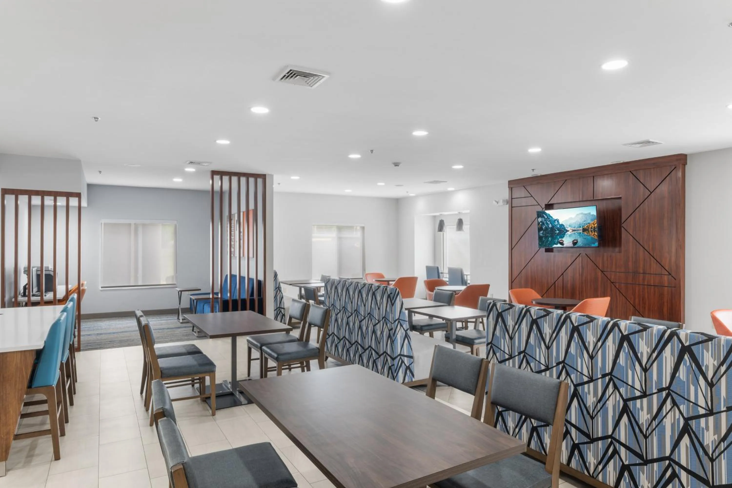 Restaurant/places to eat in Holiday Inn Express Hartford-Newington by IHG