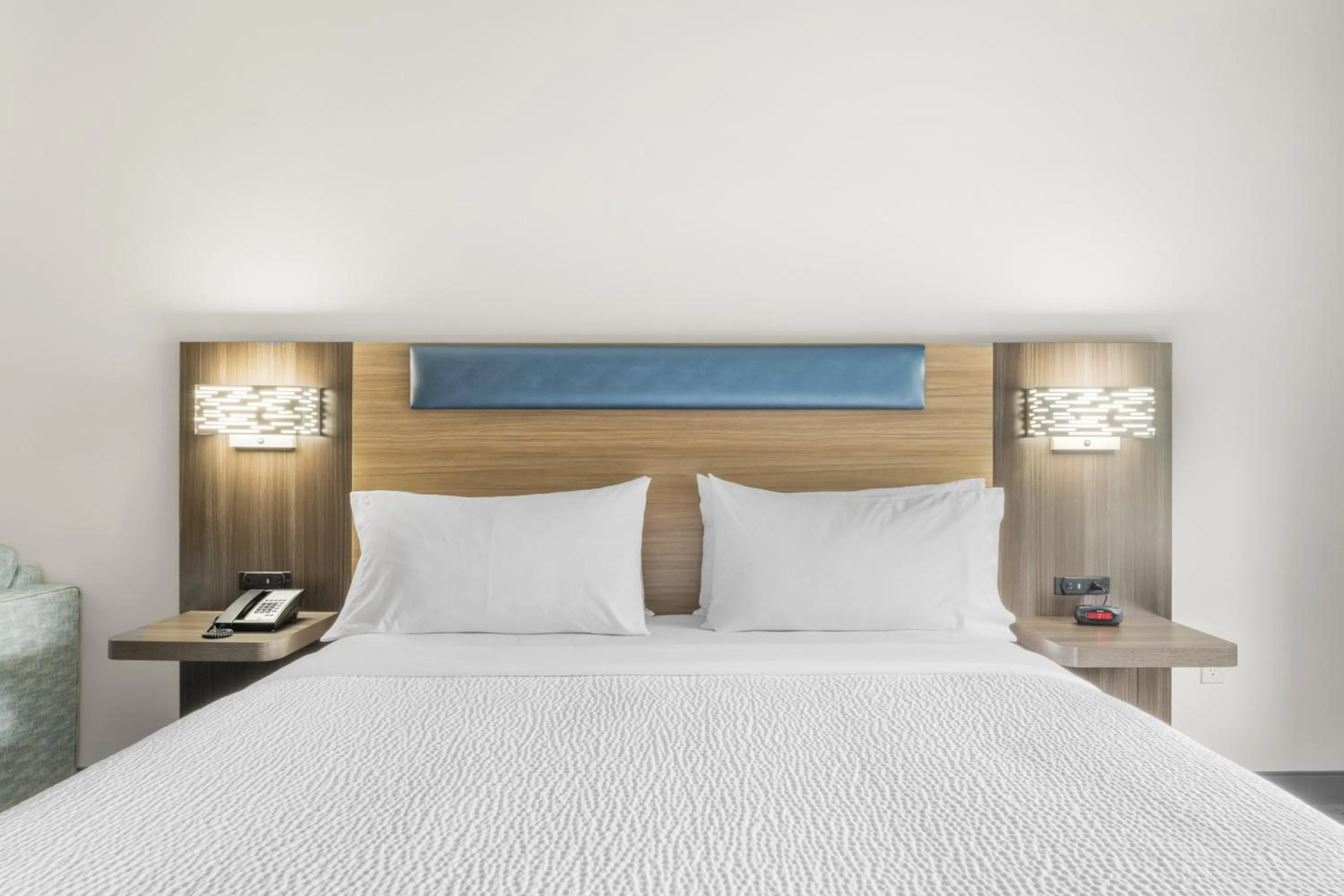 Photo of the whole room, Bed in Holiday Inn Express Hartford-Newington by IHG