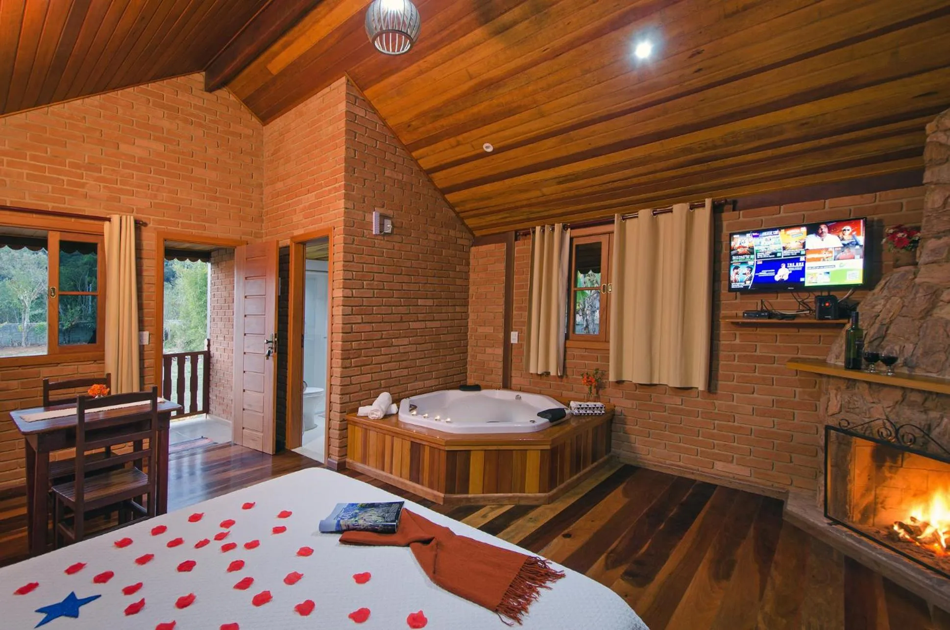 Balcony/Terrace, Bed in Pousada Vista Bonita