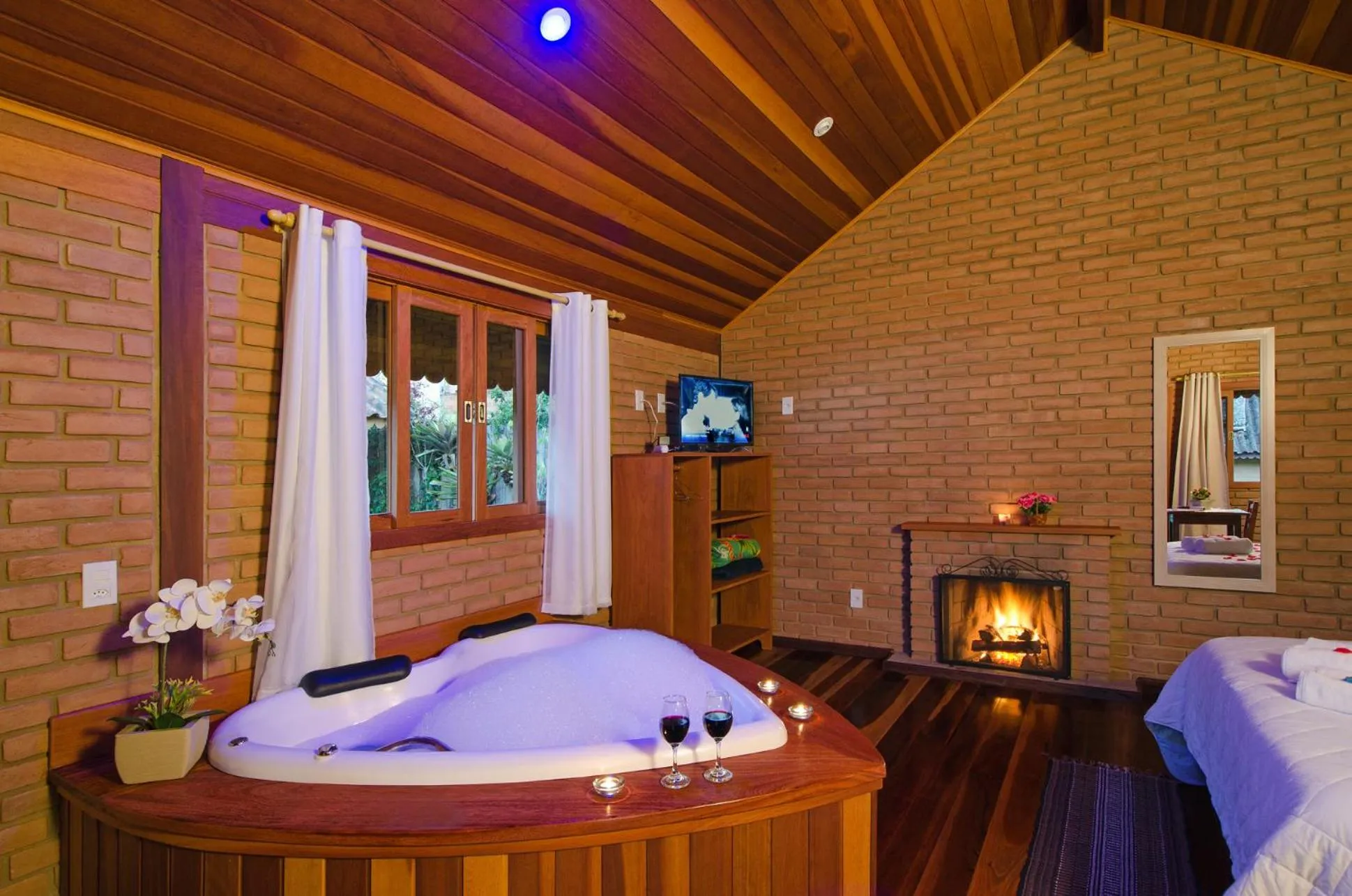 Hot Tub, Bed in Pousada Vista Bonita