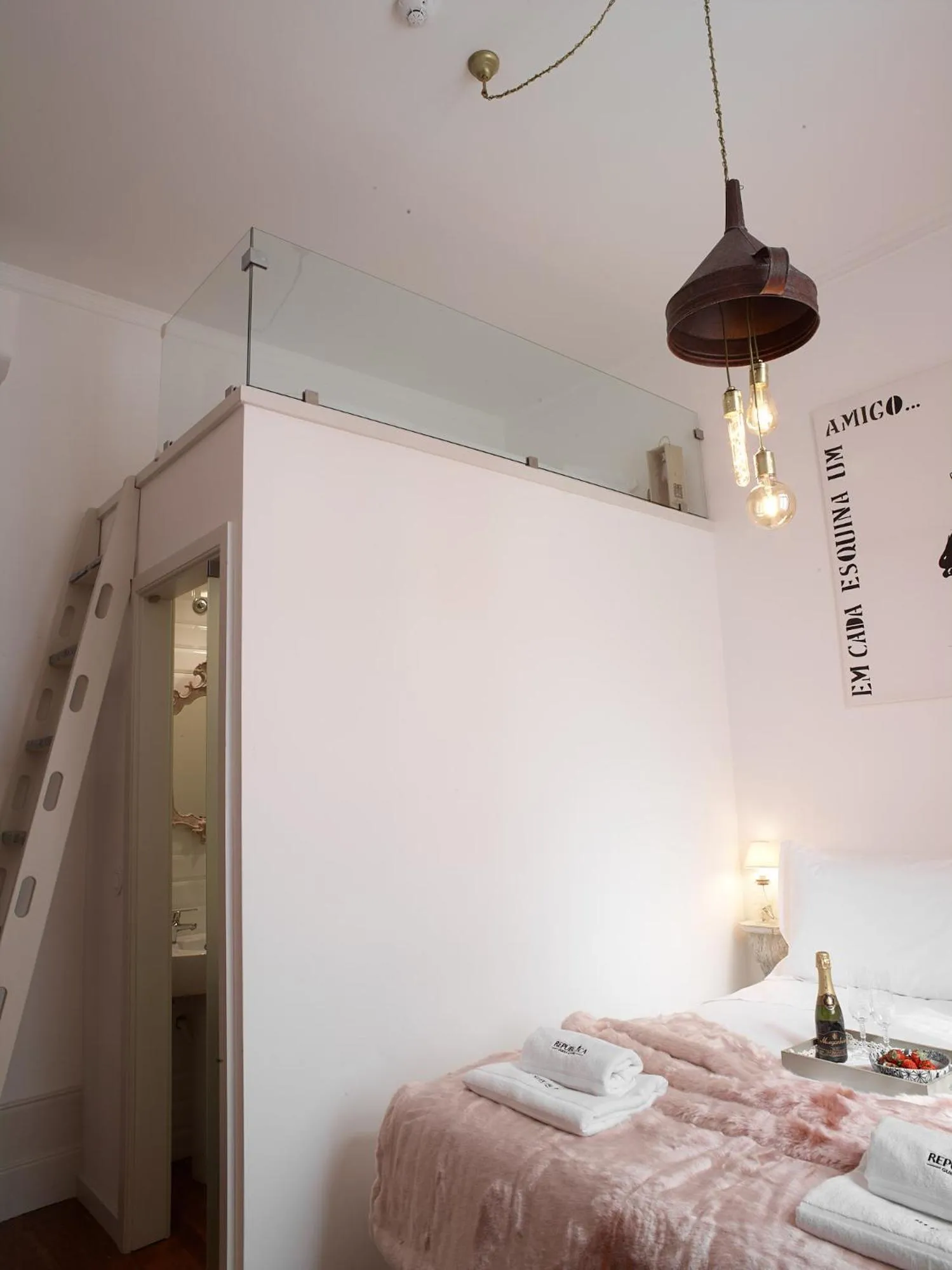 Bed in República Guest House