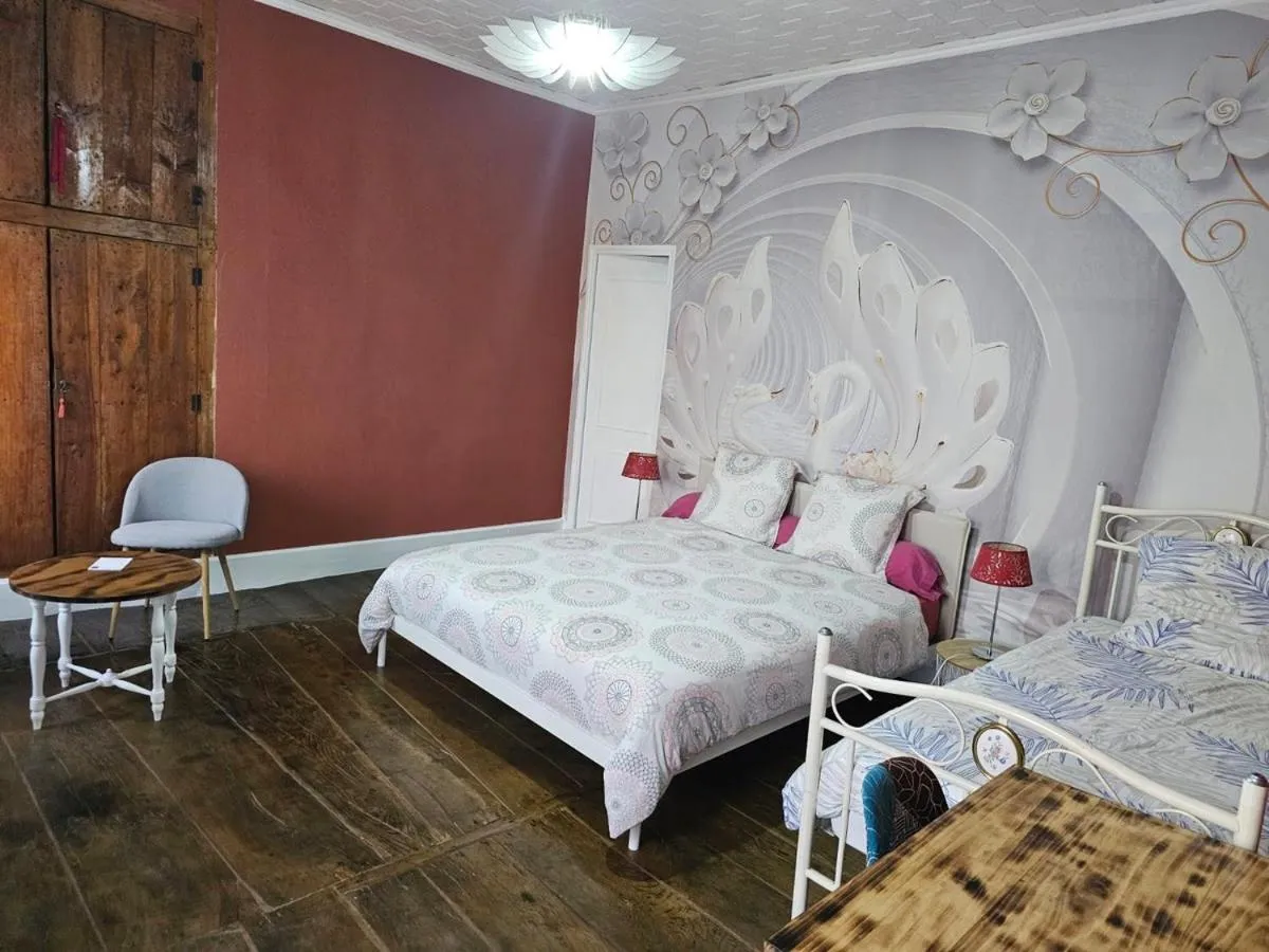 Photo of the whole room, Bed in Bastide du Thoré