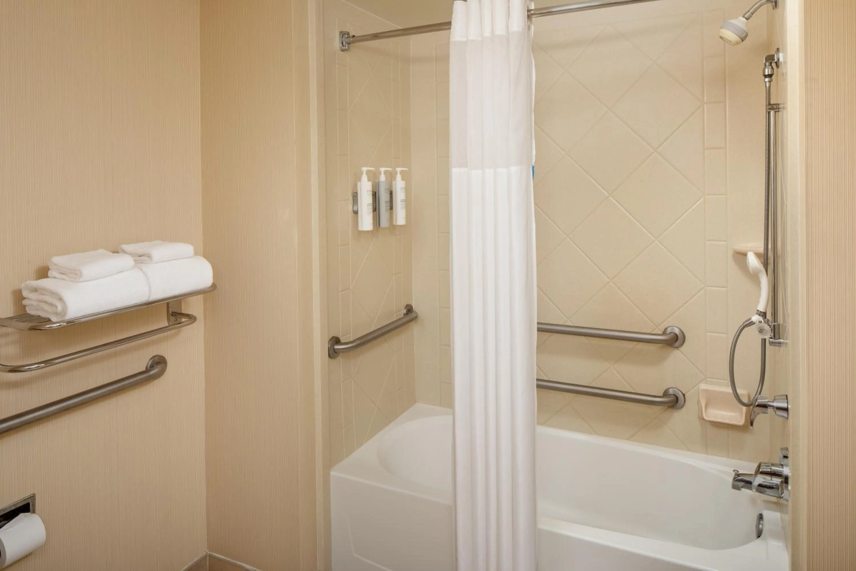 Shower in Hampton Inn & Suites Mystic