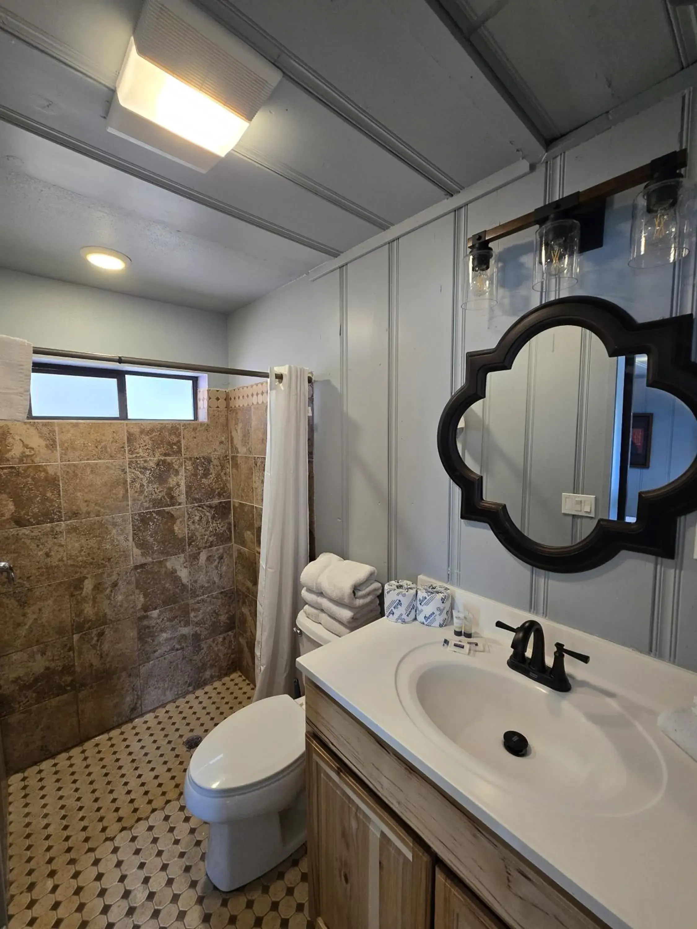 Queen Studio in Lumbermen's Village Queen Studio in Lumbermen's Village