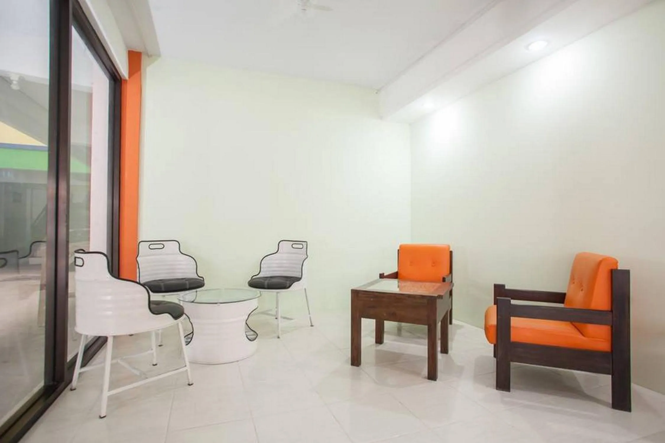 Living room in RedDoorz near Petra University 2