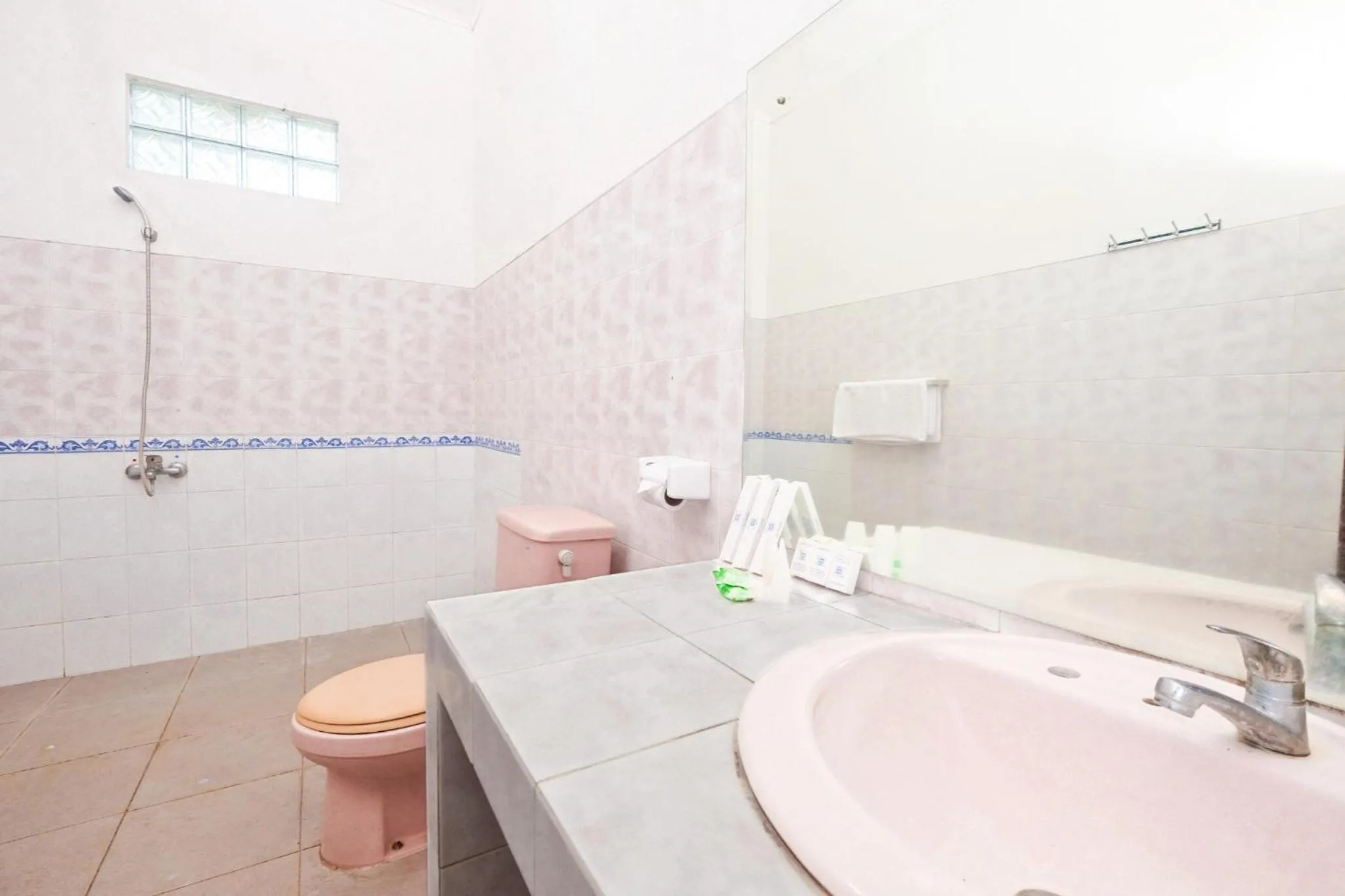 Bathroom in Berlian Abadi Hotel by Sinergi