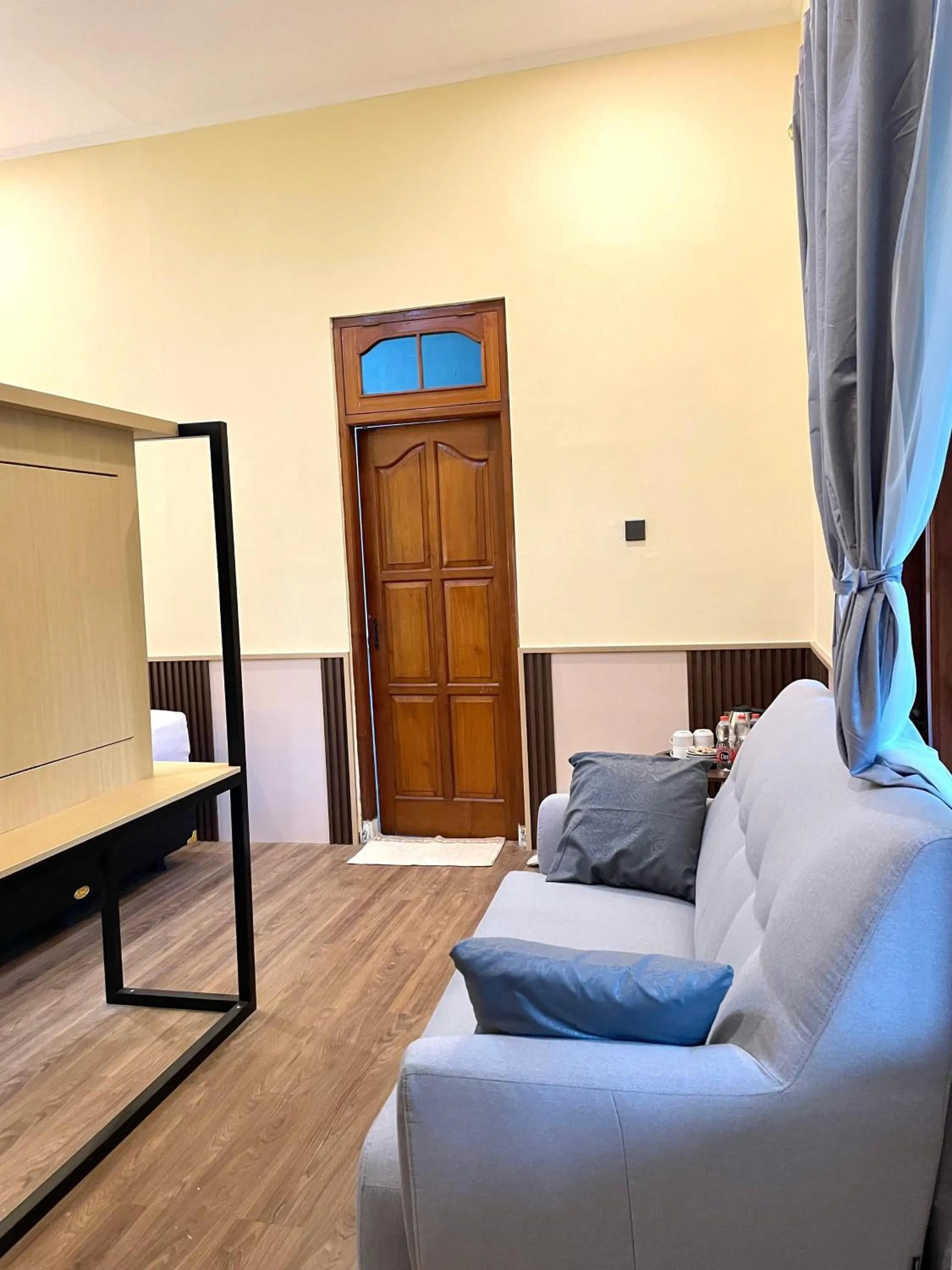 Living room in Berlian Abadi Hotel by Sinergi