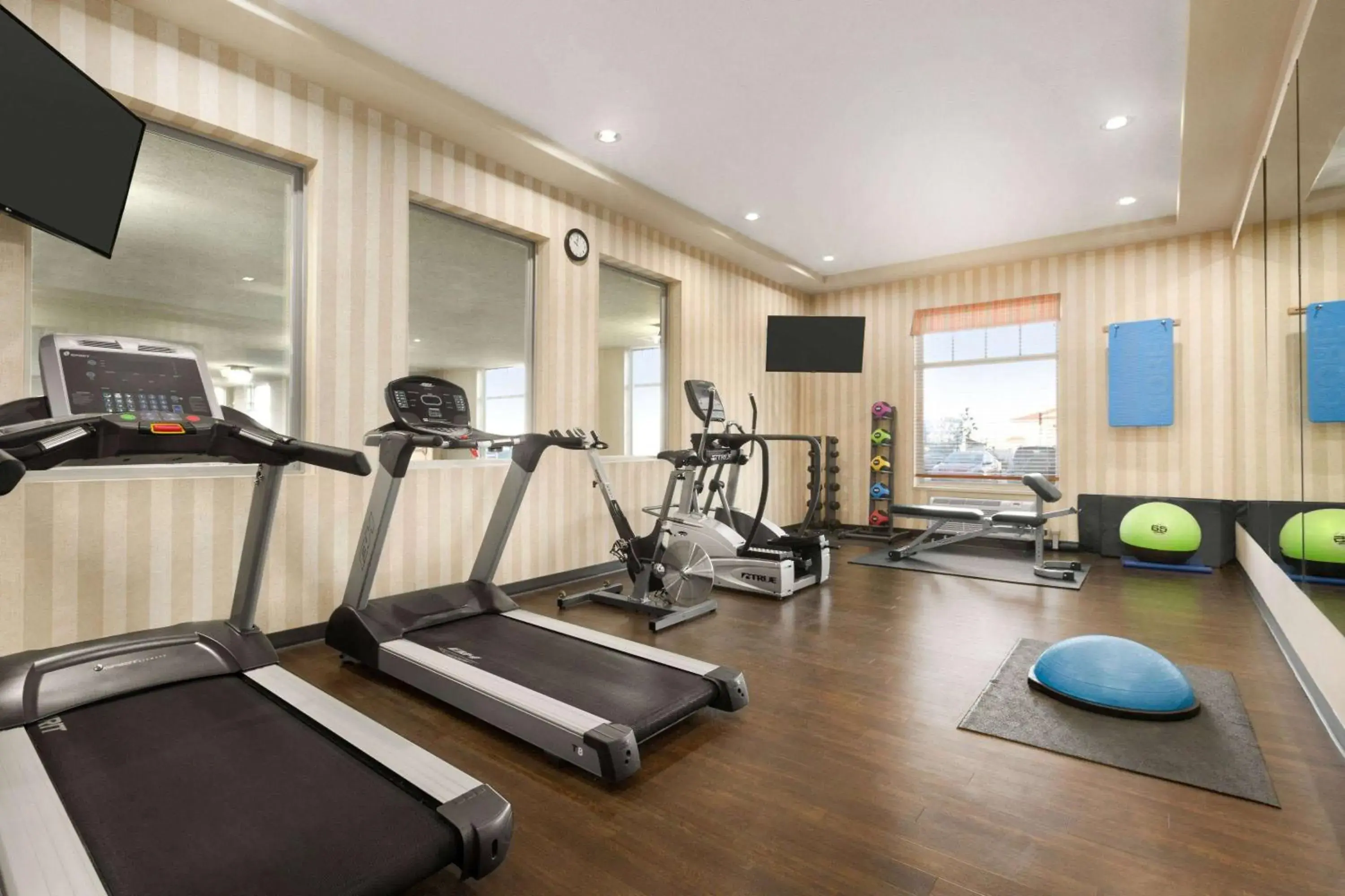 Fitness centre/facilities in Days Inn & Suites by Wyndham Edmonton Airport Fitness centre/facilities in Days Inn & Suites by Wyndham Edmonton Airport