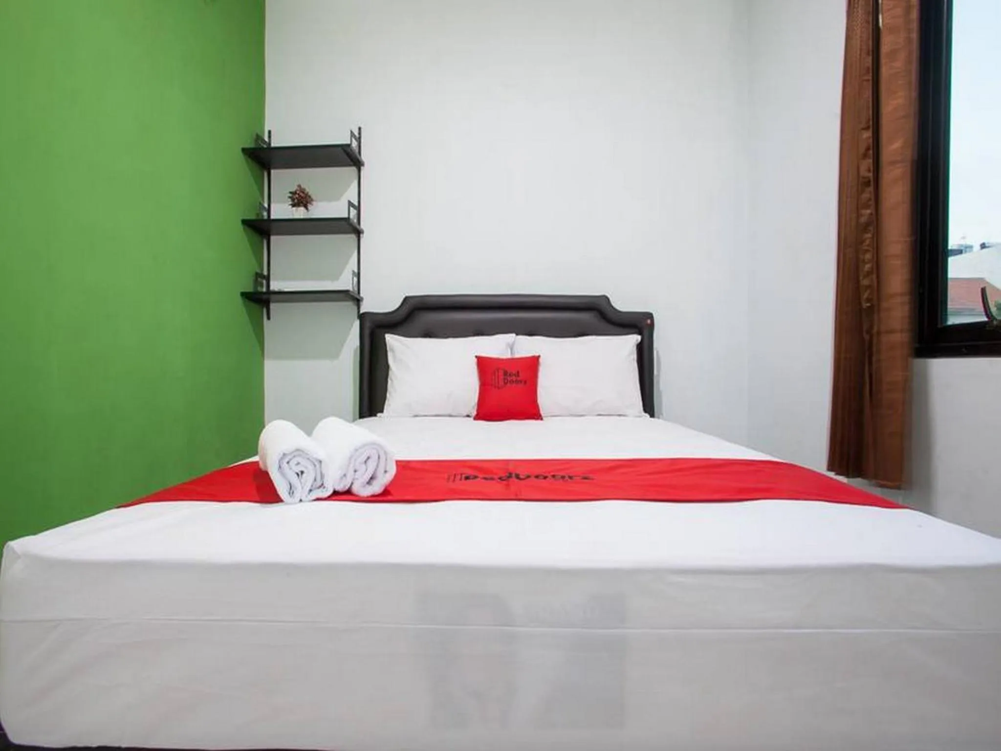 Bedroom, Bed in RedDoorz Syariah near DBL Arena 2