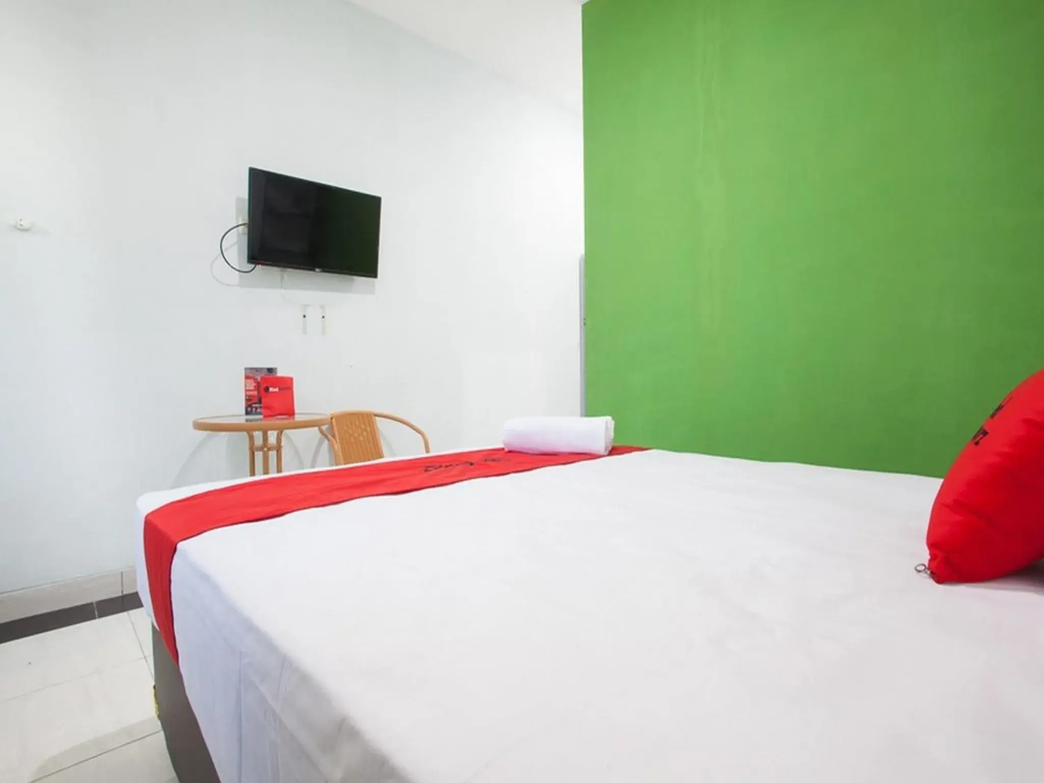 Bedroom, Bed in RedDoorz Syariah near DBL Arena 2 Bedroom, Bed in RedDoorz Syariah near DBL Arena 2