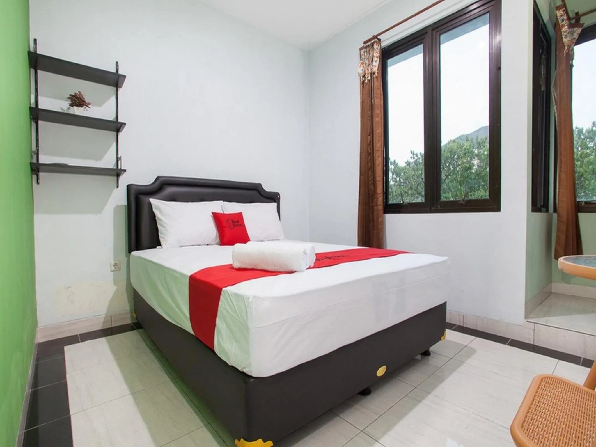 Bedroom, Bed in RedDoorz Syariah near DBL Arena 2