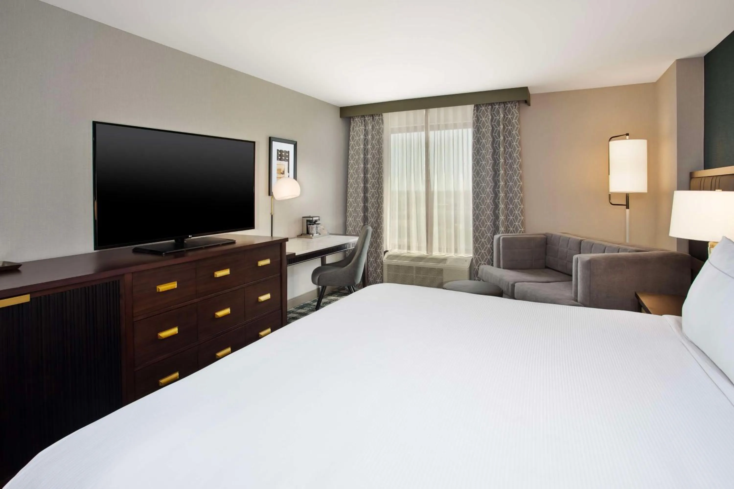 Bed in DoubleTree by Hilton Lansing
