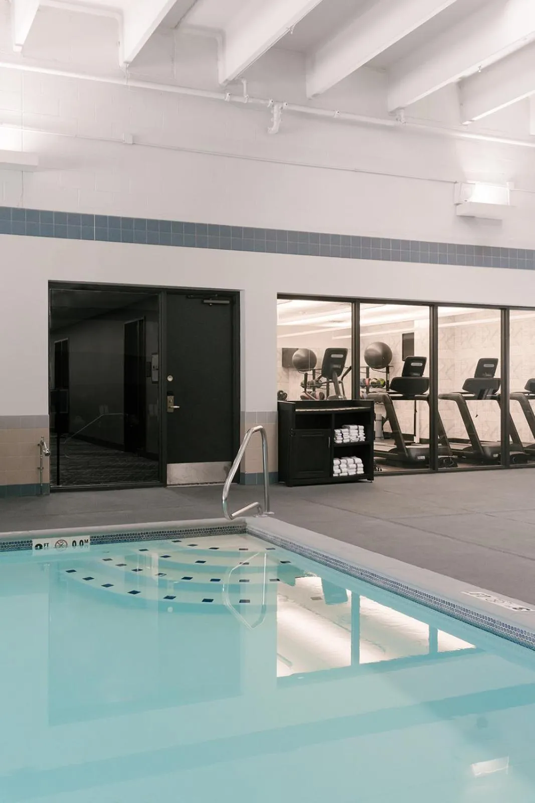 Swimming pool in DoubleTree by Hilton Lansing