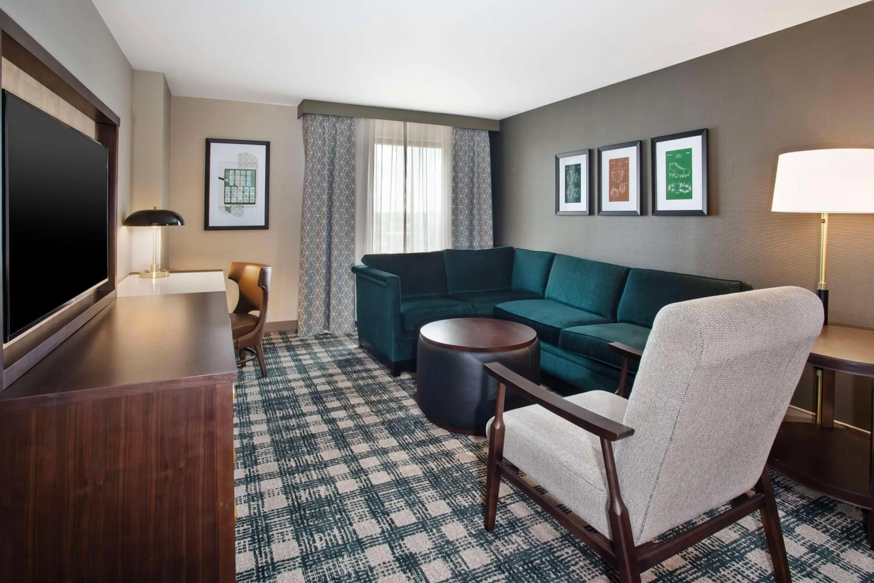 Living room in DoubleTree by Hilton Lansing