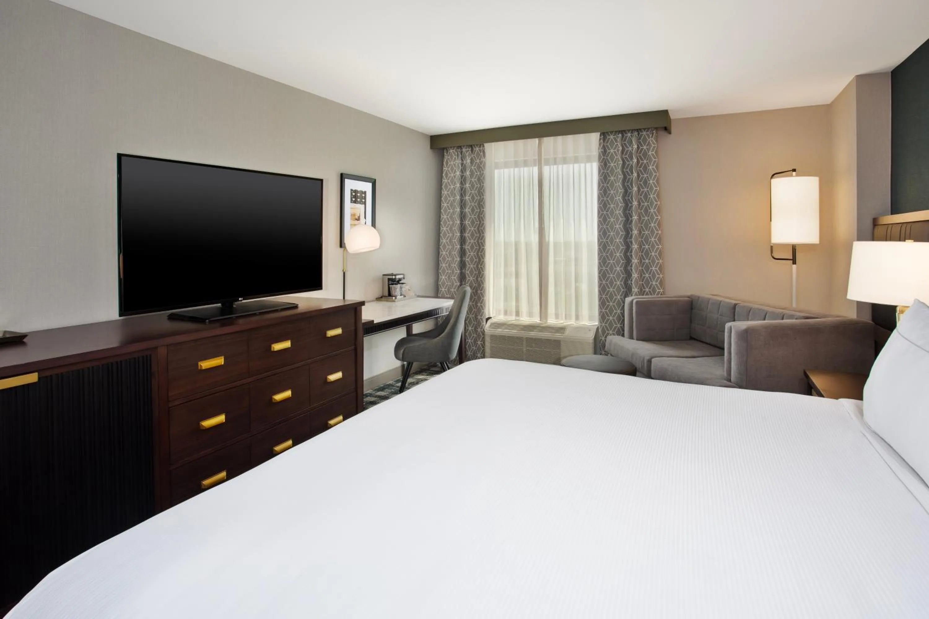 Bed in DoubleTree by Hilton Lansing