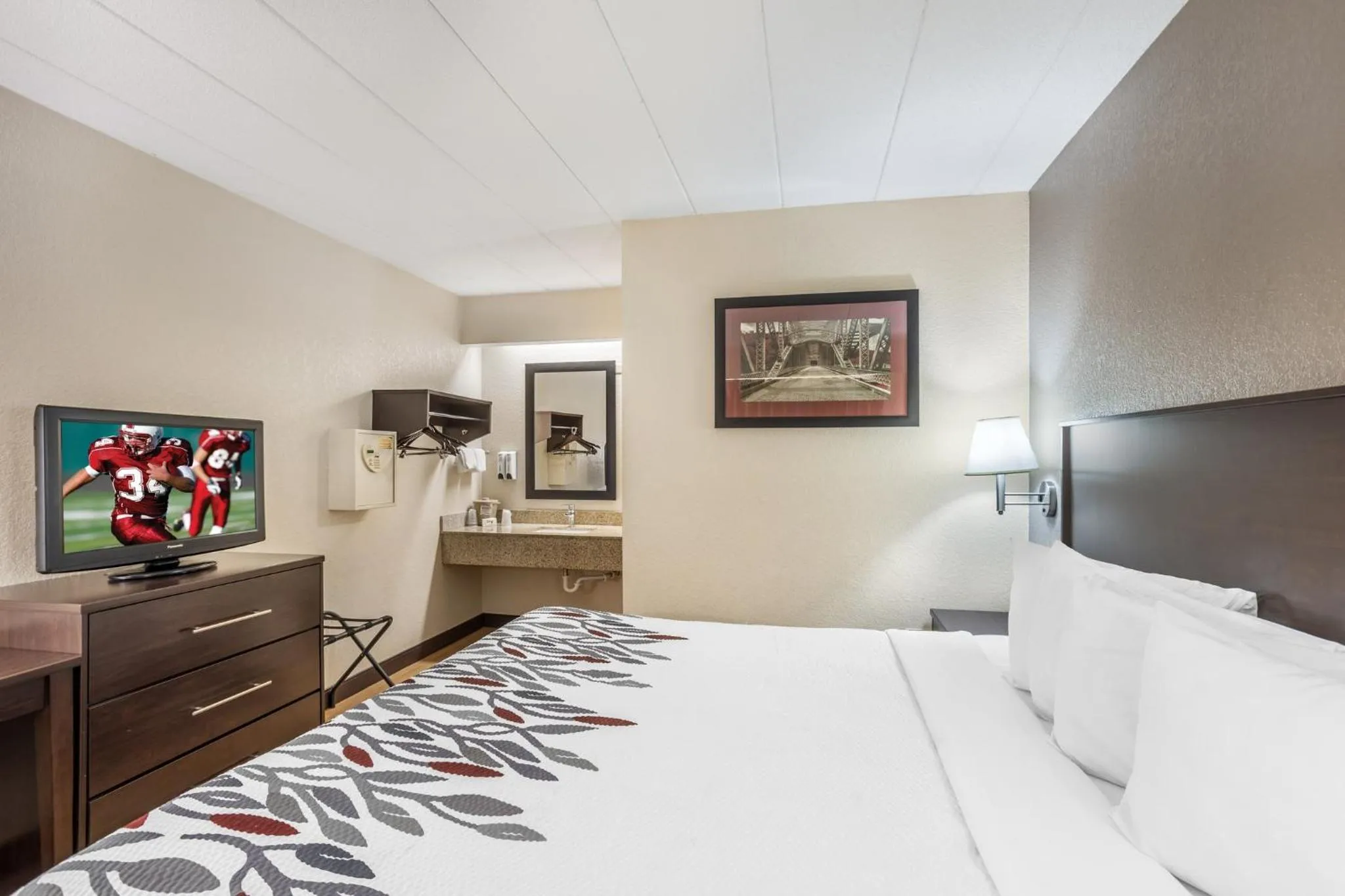 Photo of the whole room, Bed in Red Roof Inn Danville, PA