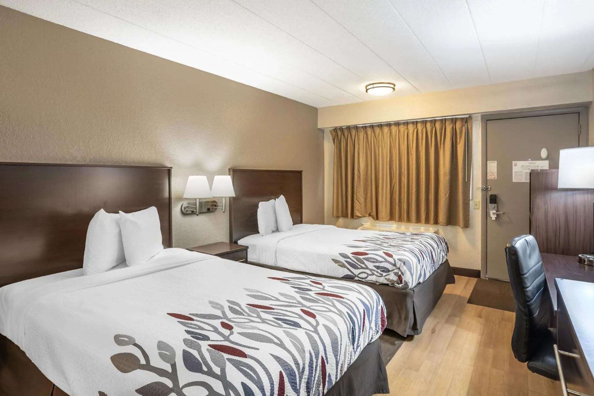 Photo of the whole room, Bed in Red Roof Inn Danville, PA