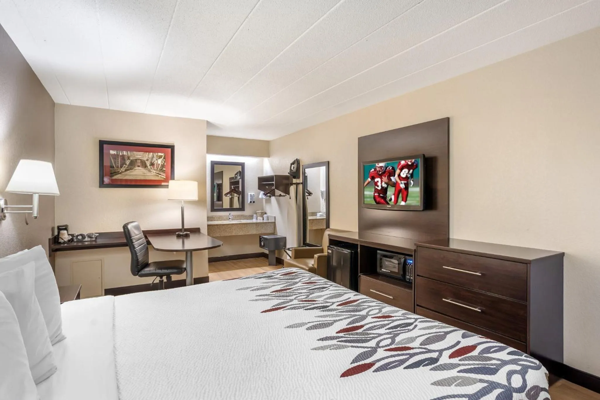 Bedroom, Bed in Red Roof Inn Danville, PA