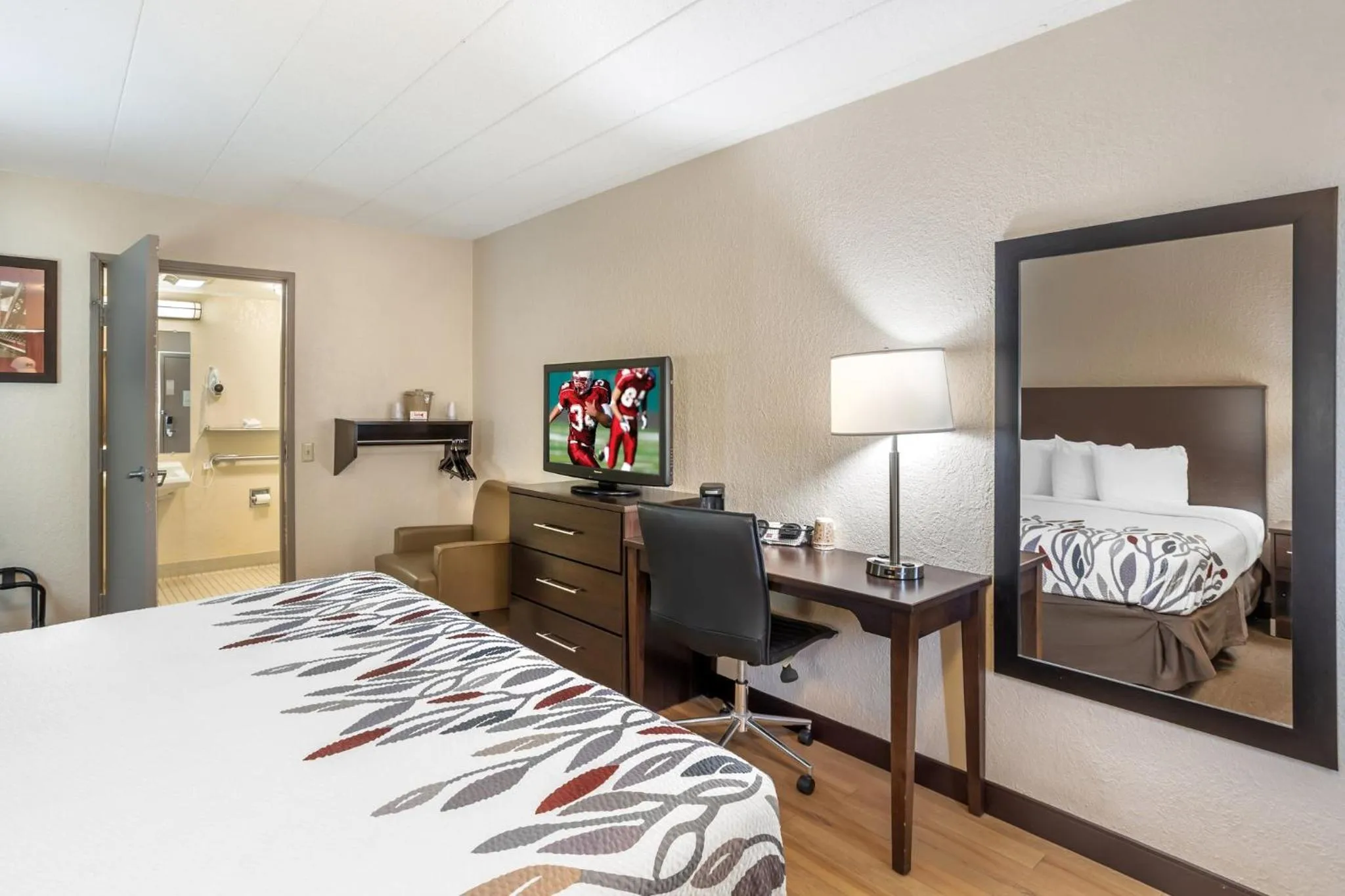 Photo of the whole room, Bed in Red Roof Inn Danville, PA