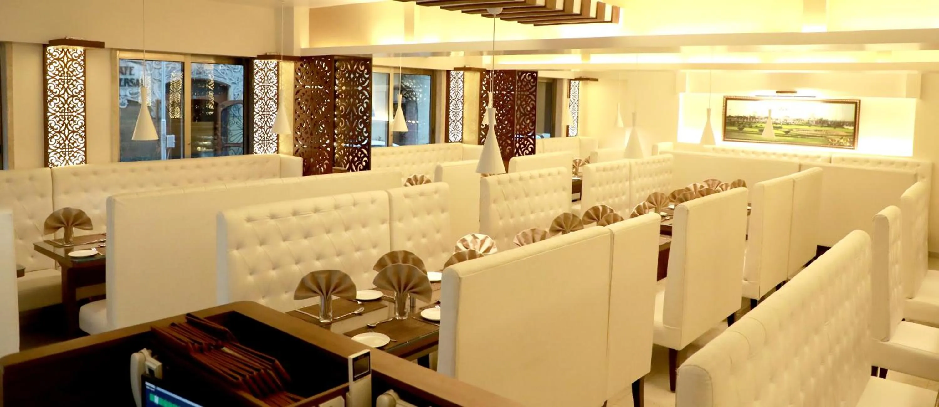 Restaurant/places to eat in Hotel Lords, Fort