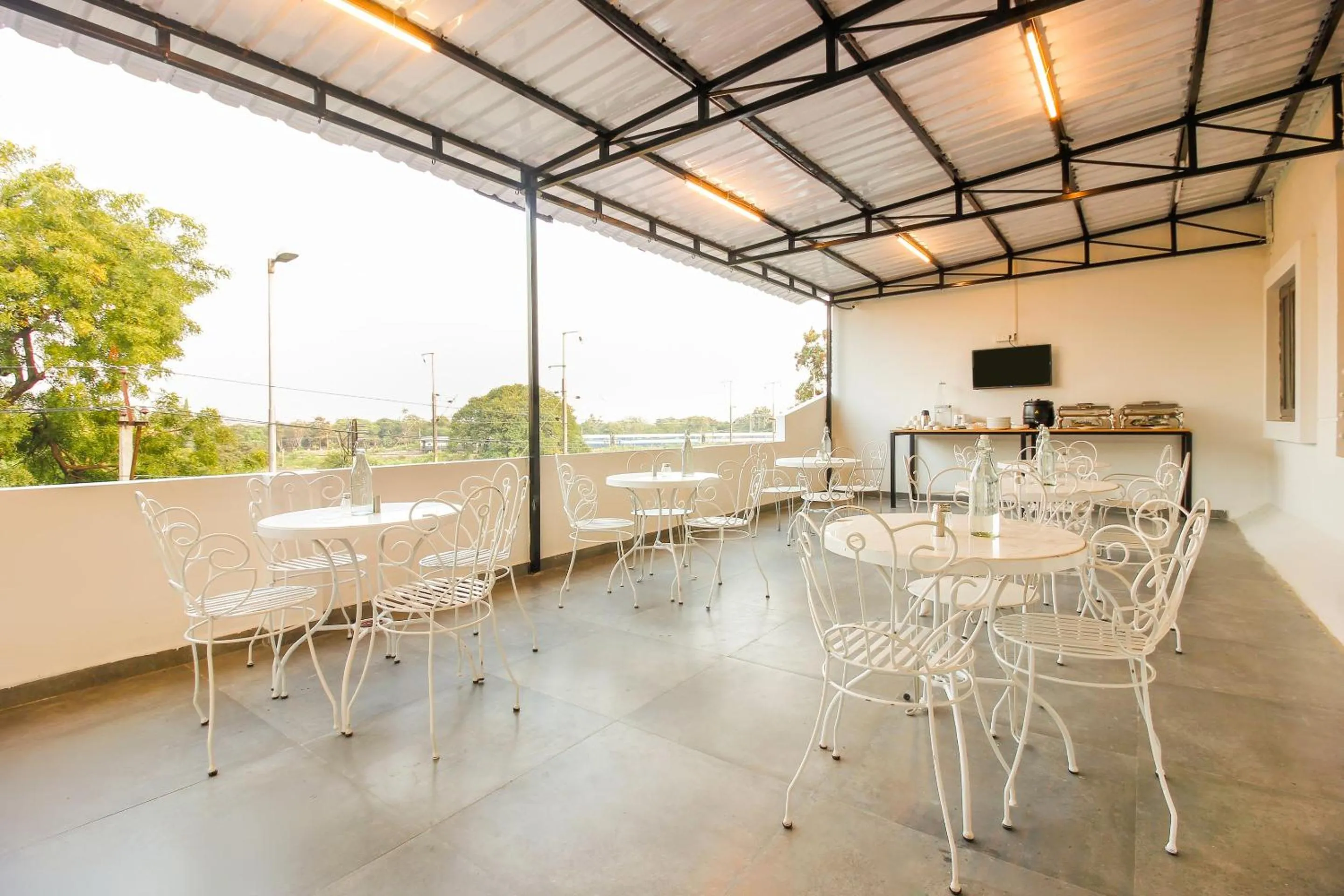 Restaurant/places to eat in Super Townhouse RCC Sunrise