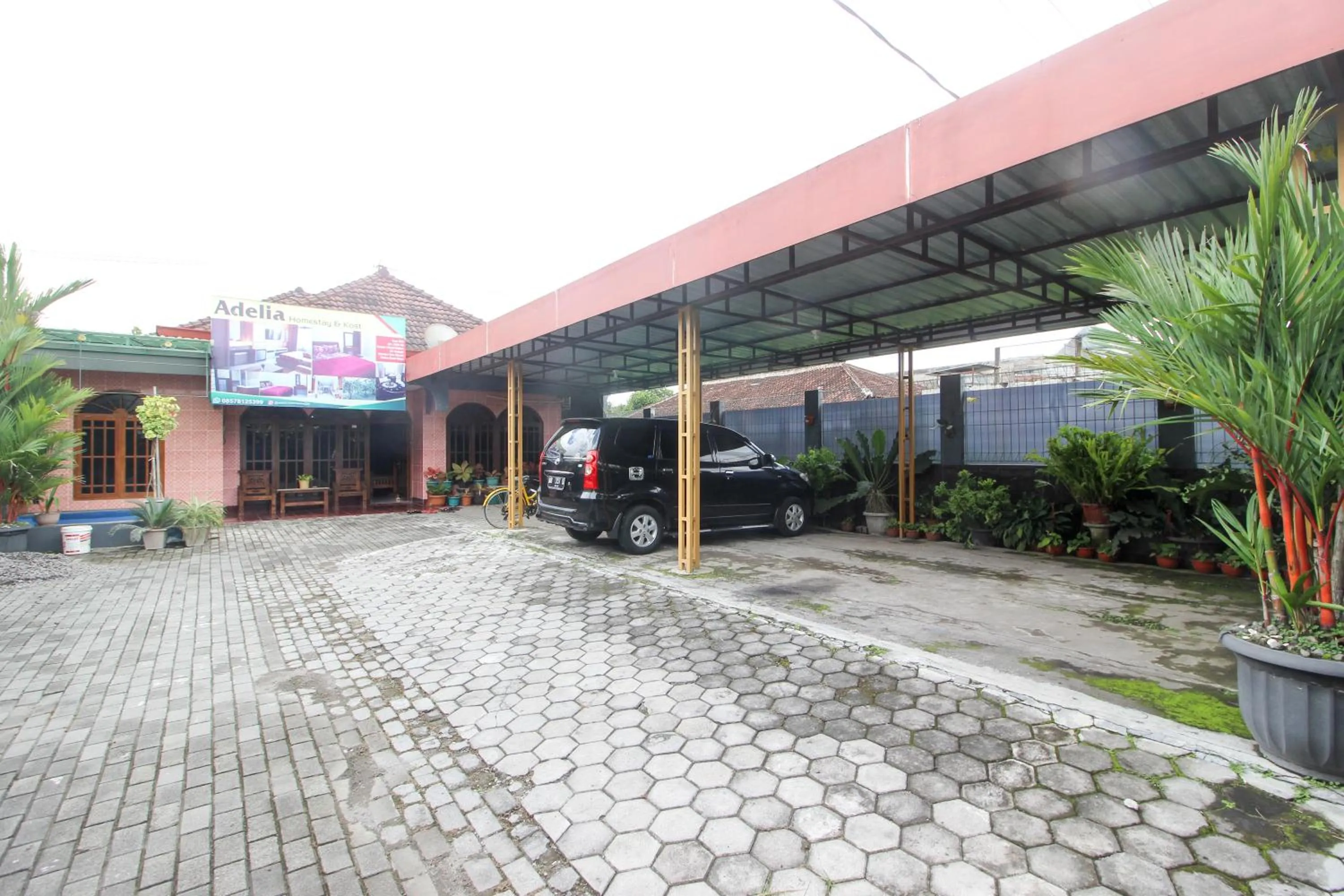 Facade/entrance in RedDoorz near Candi Ratu Boko