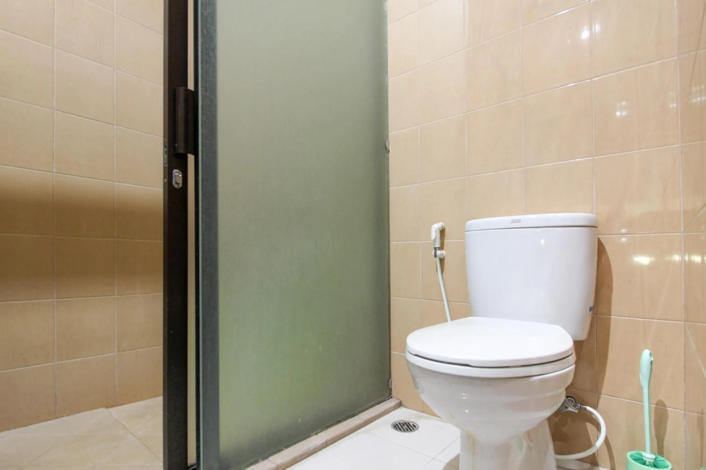 Shower in RedDoorz near Candi Ratu Boko