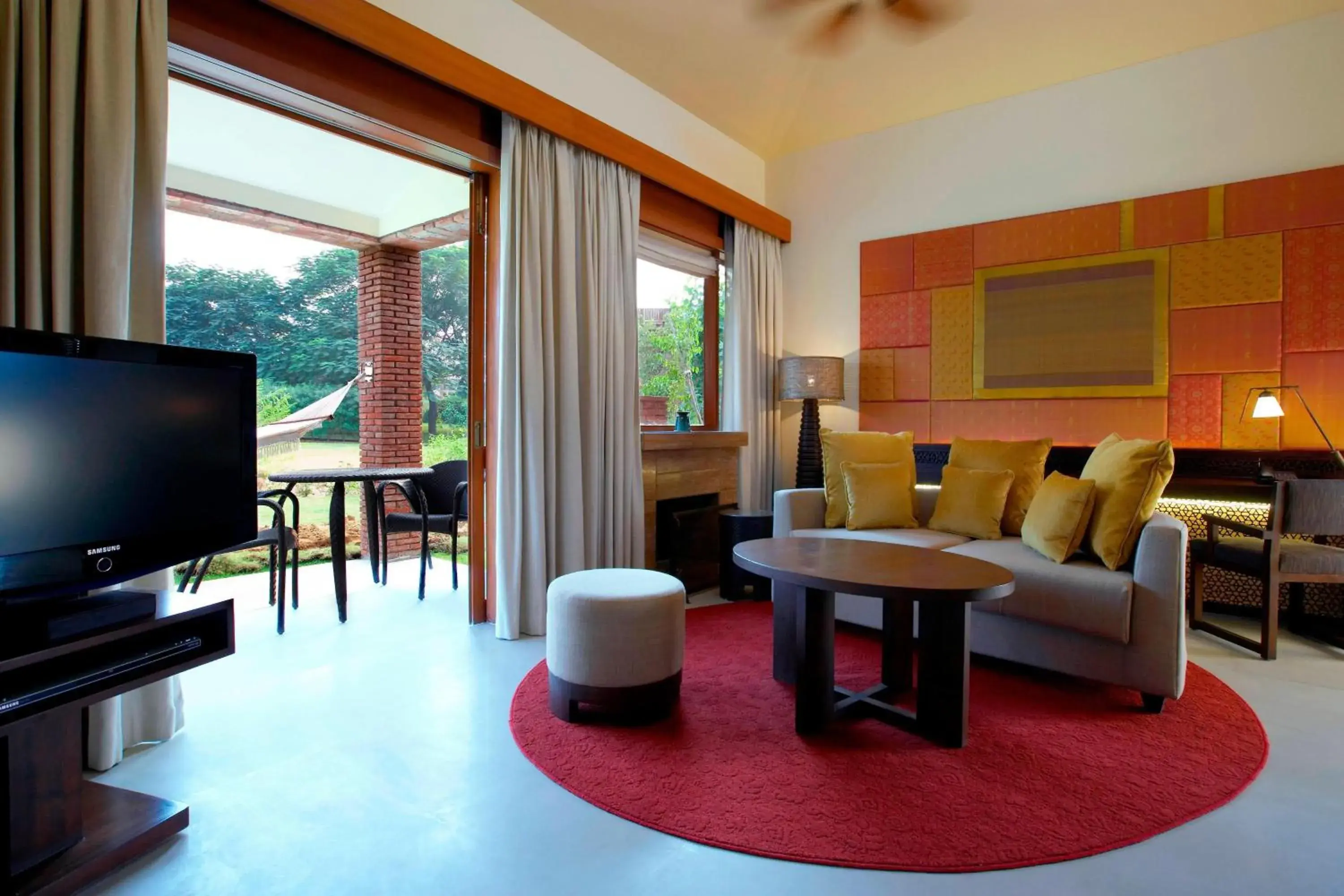 Living room, TV/Entertainment Center in The Westin Sohna Resort & Spa