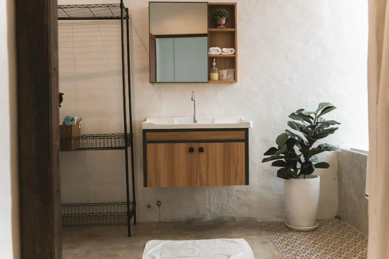 White Wall Riverfront Hotel