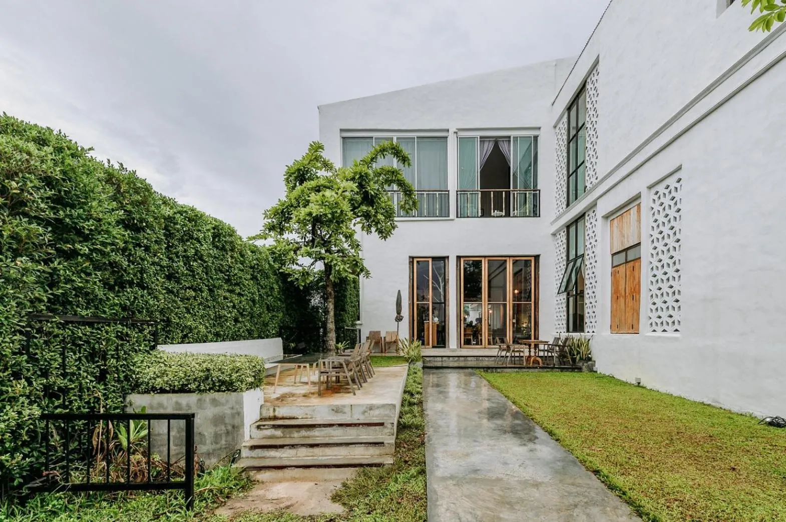 Garden in White Wall Riverfront Hotel