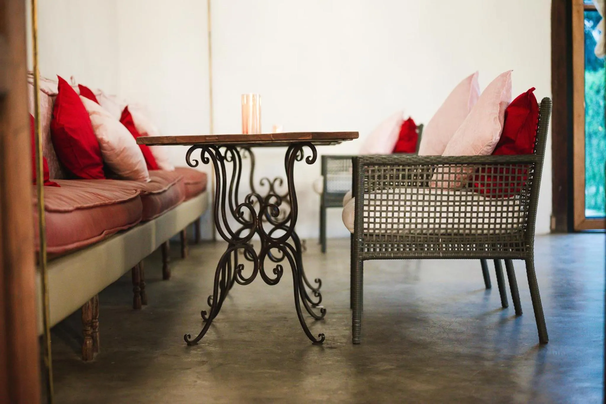 White Wall Riverfront Hotel