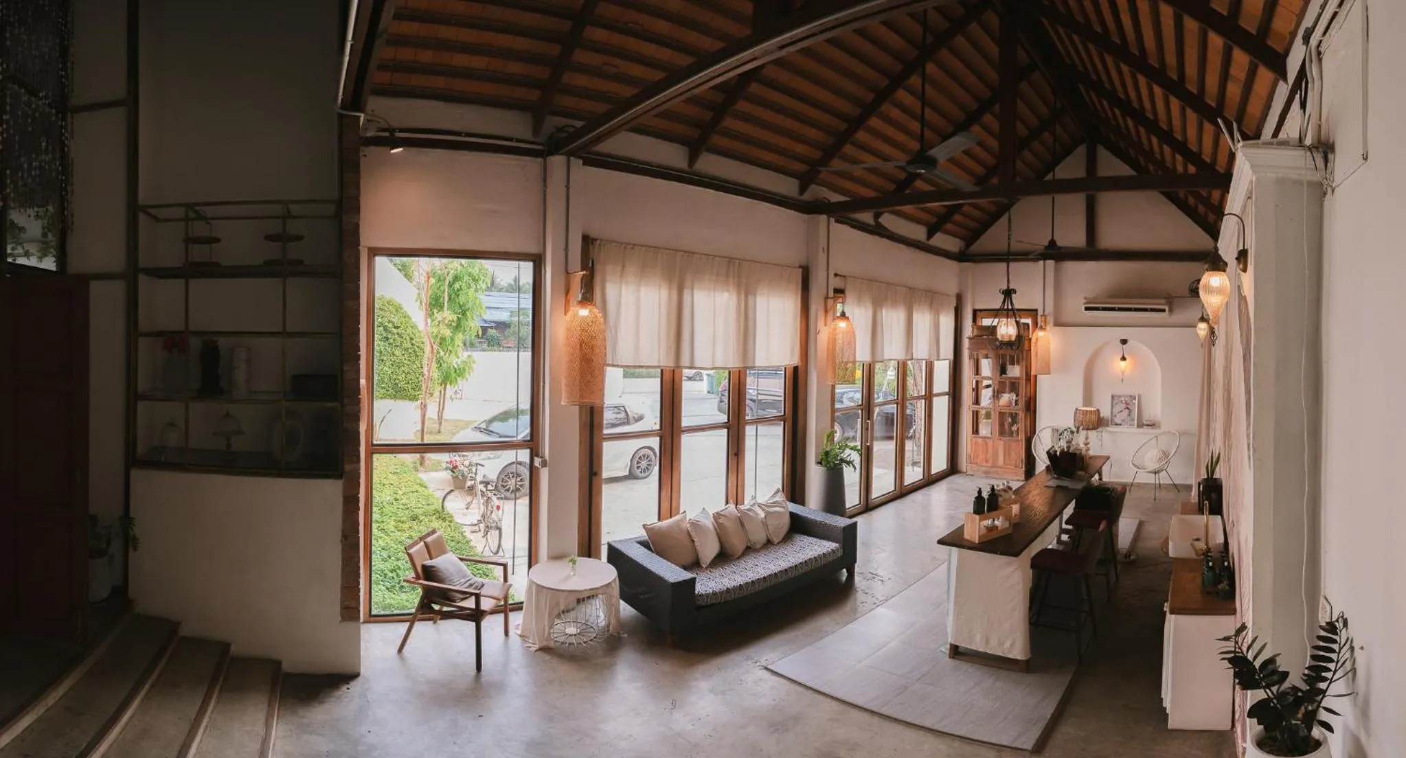 White Wall Riverfront Hotel