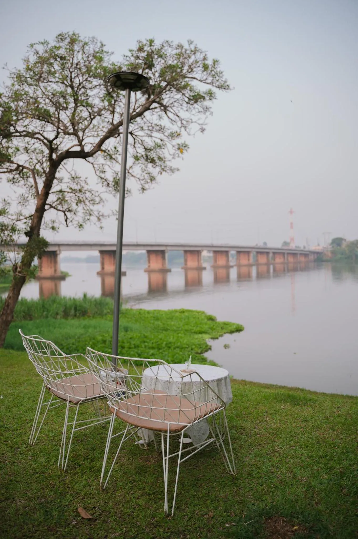 White Wall Riverfront Hotel