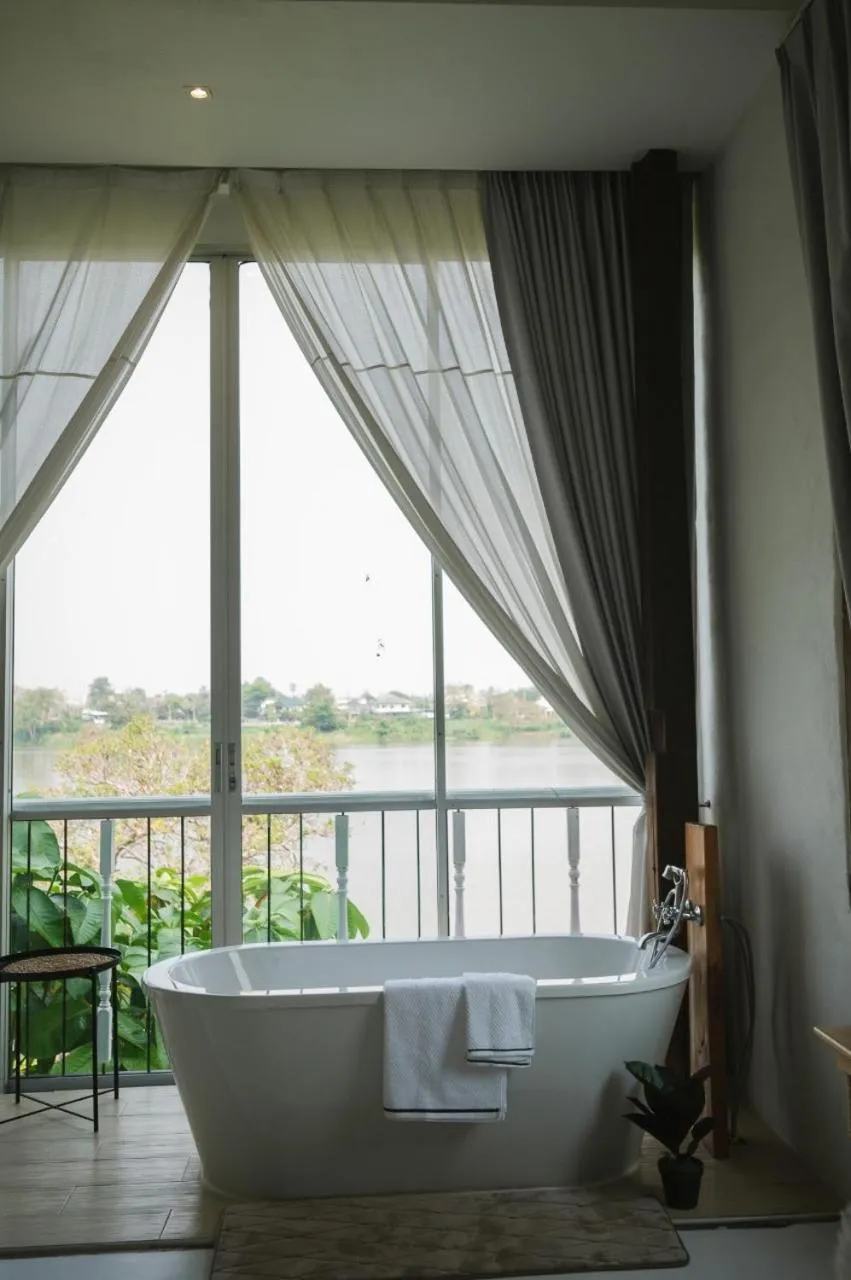 White Wall Riverfront Hotel