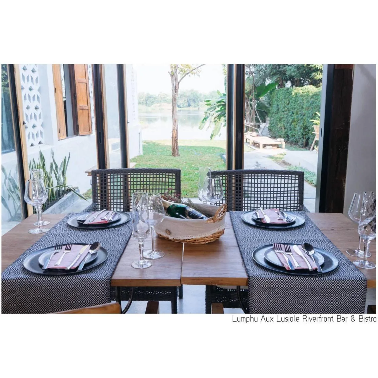 Restaurant/places to eat in White Wall Riverfront Hotel