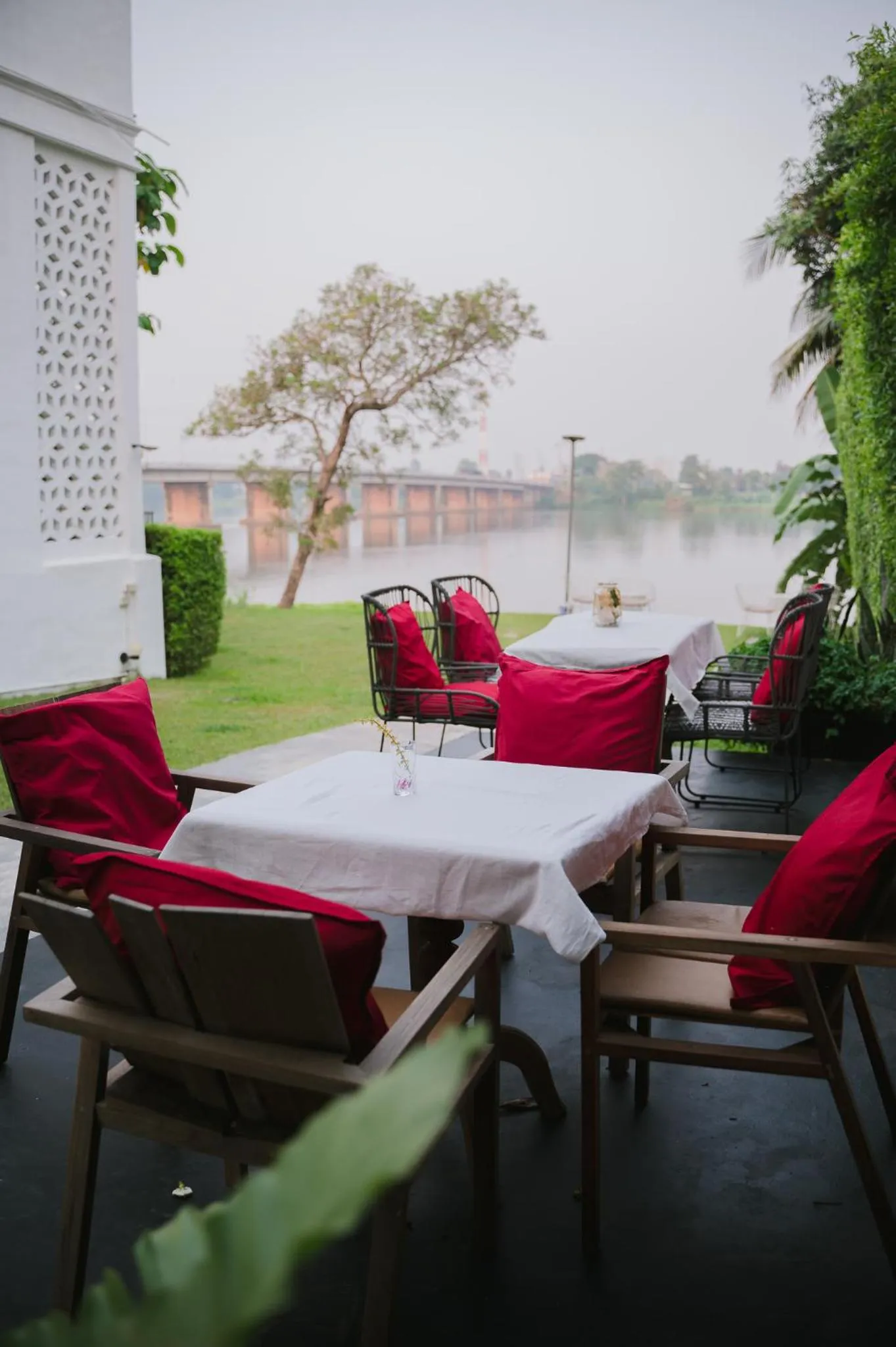 White Wall Riverfront Hotel