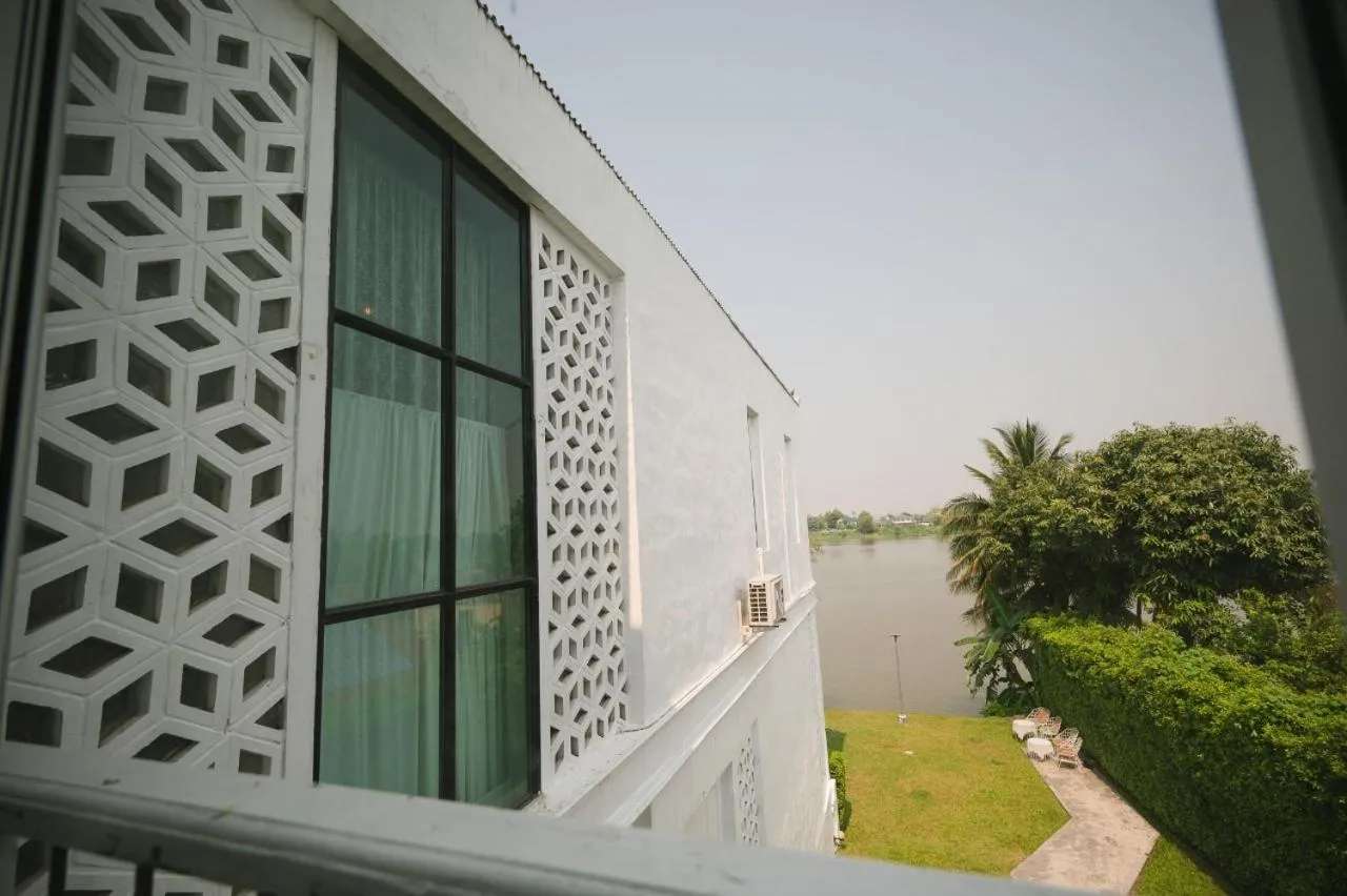 White Wall Riverfront Hotel