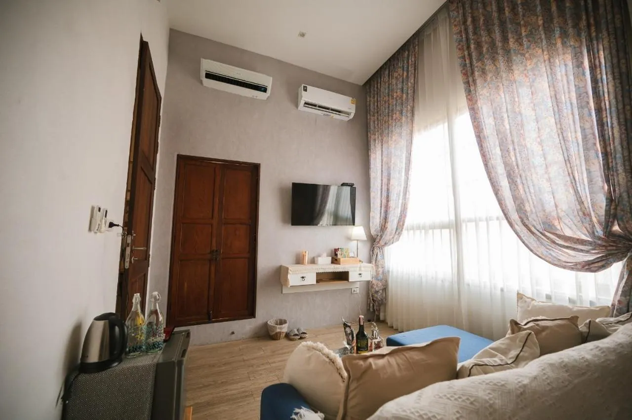 White Wall Riverfront Hotel