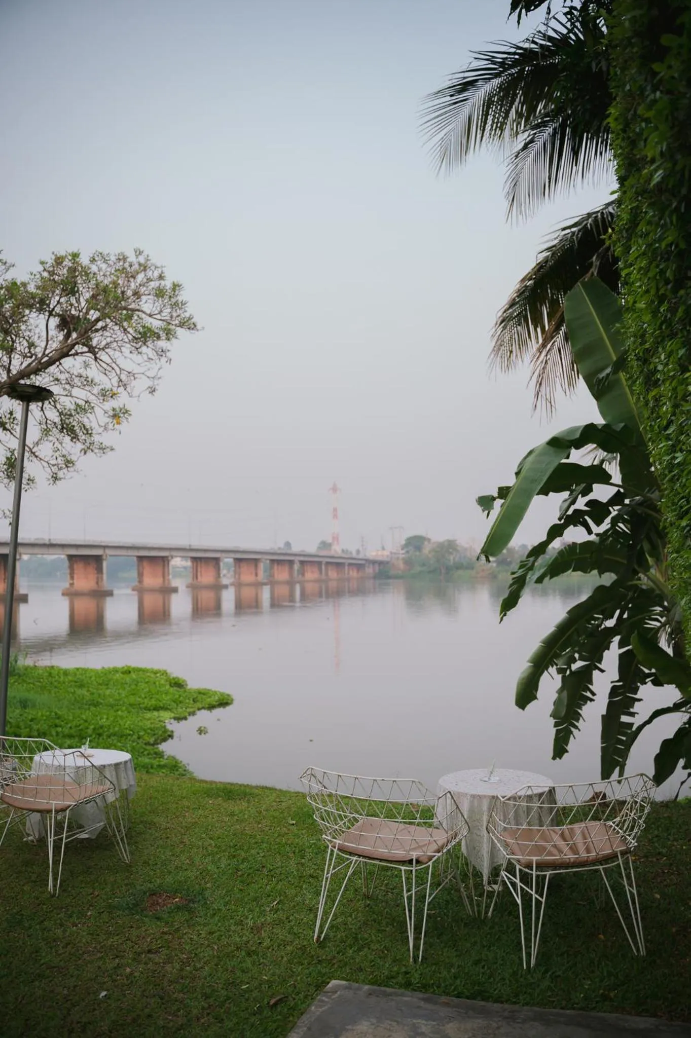 White Wall Riverfront Hotel