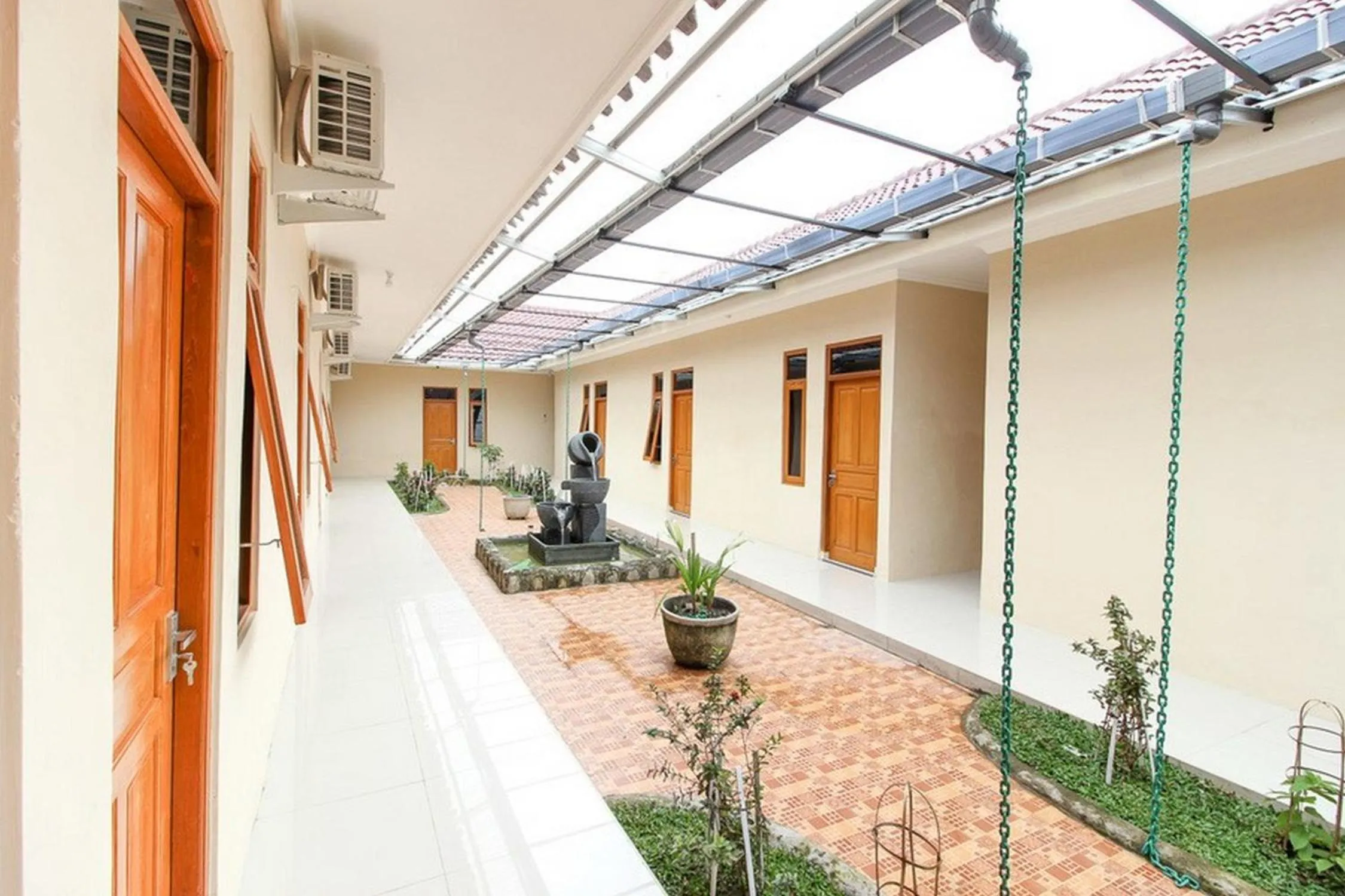 Property building in RedDoorz near Balekambang City Park