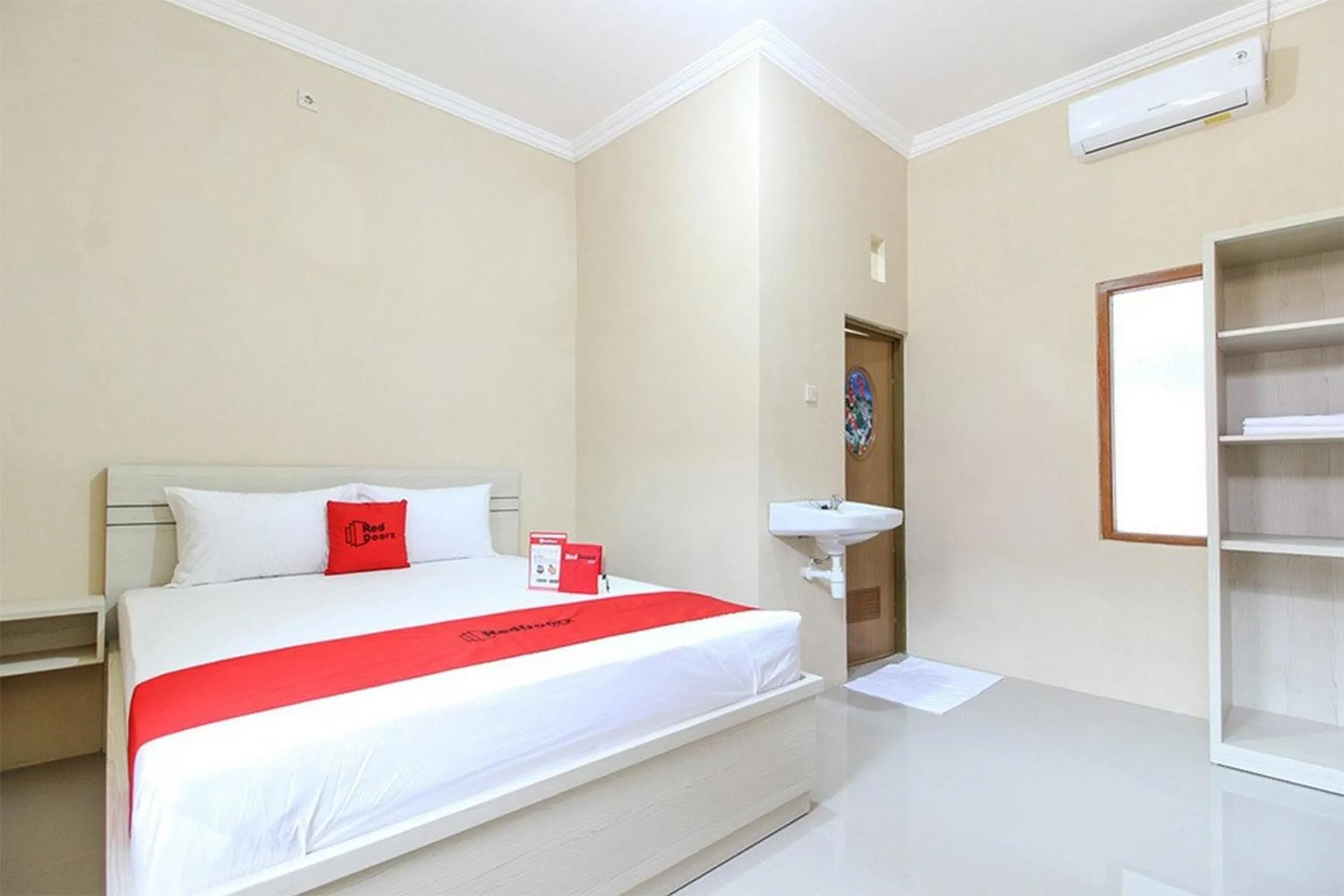 Bedroom, Bed in RedDoorz near Balekambang City Park