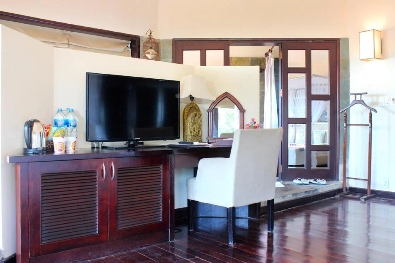 TV and multimedia, TV/Entertainment Center in Poshanu Boutique Resort