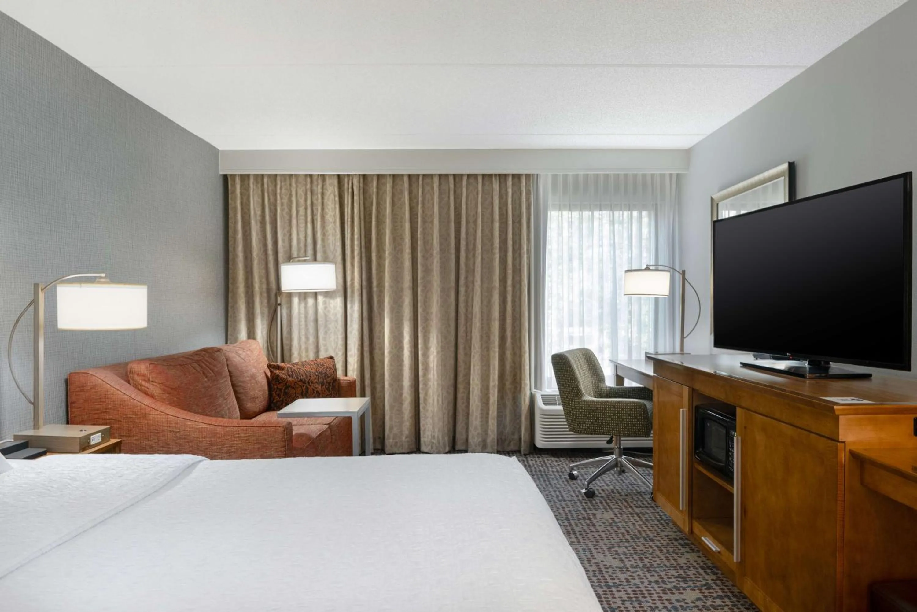 Bedroom, Bed in Hampton Inn Tallahassee-Central