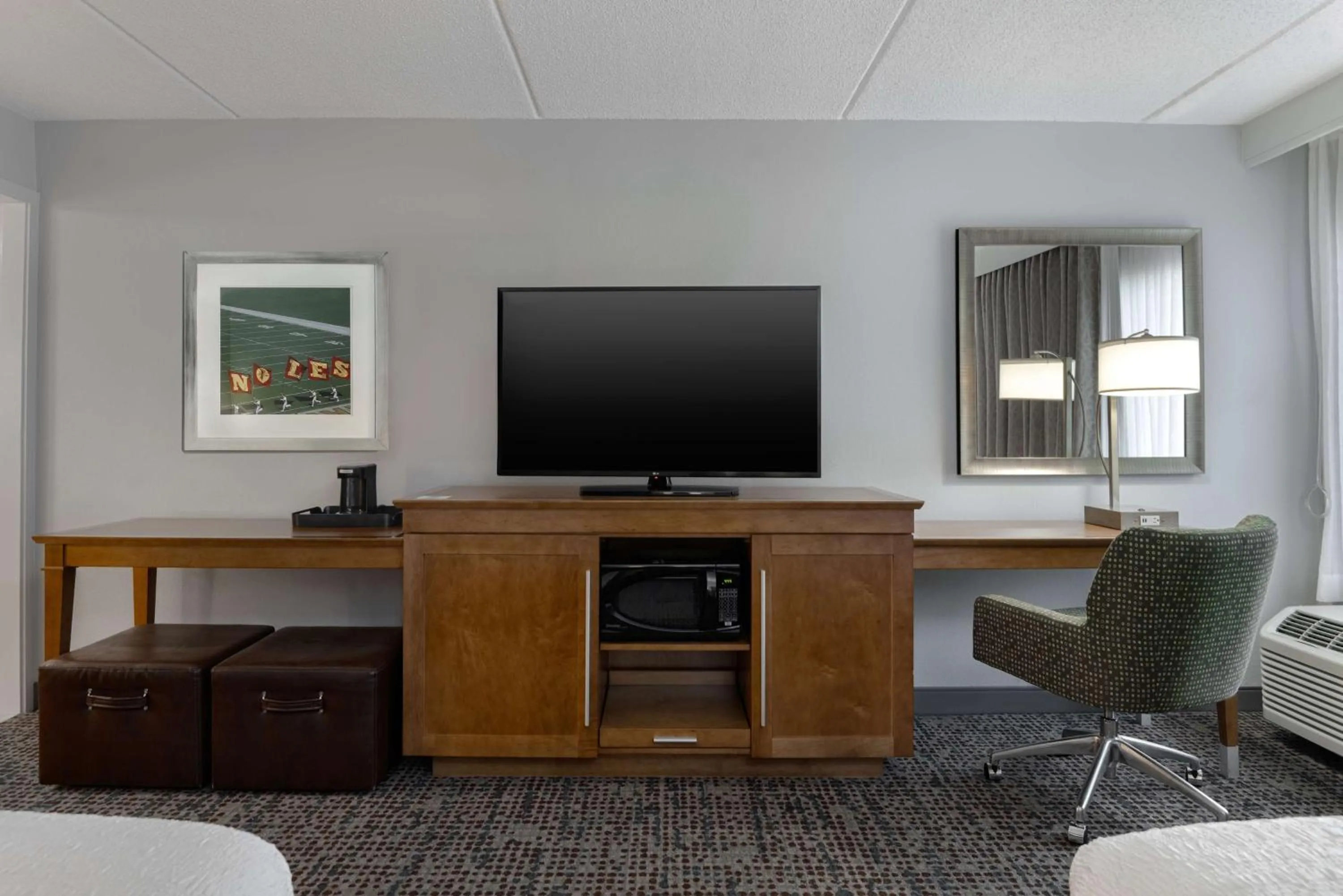 Bedroom in Hampton Inn Tallahassee-Central