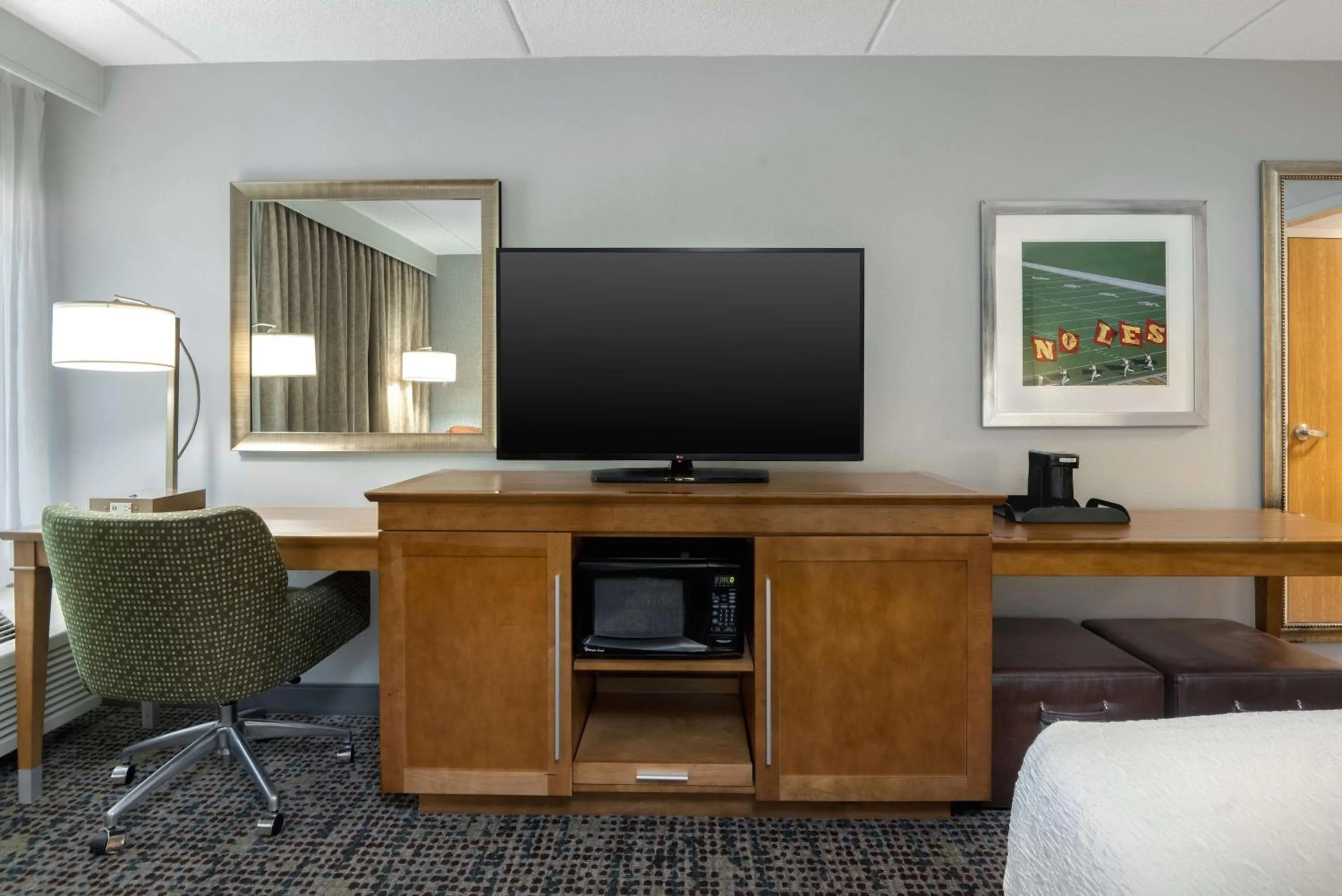 Bedroom in Hampton Inn Tallahassee-Central