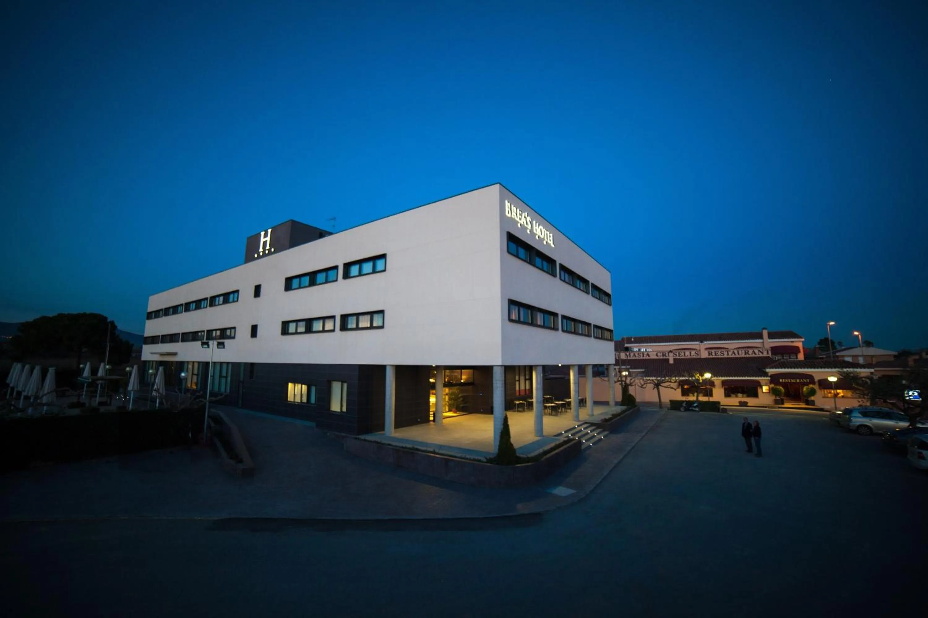 Facade/entrance in Brea's Hotel