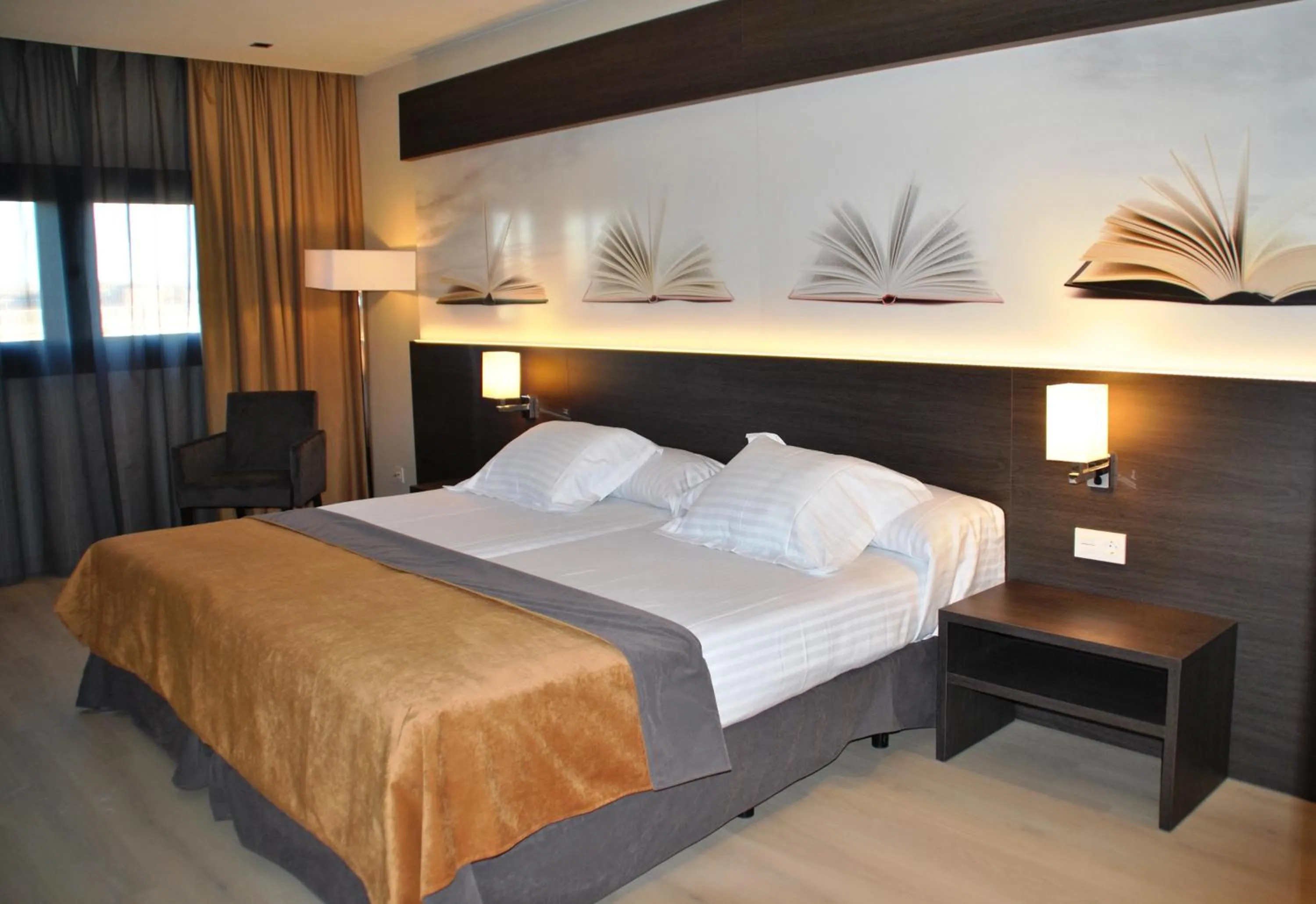 Bedroom, Bed in Brea's Hotel