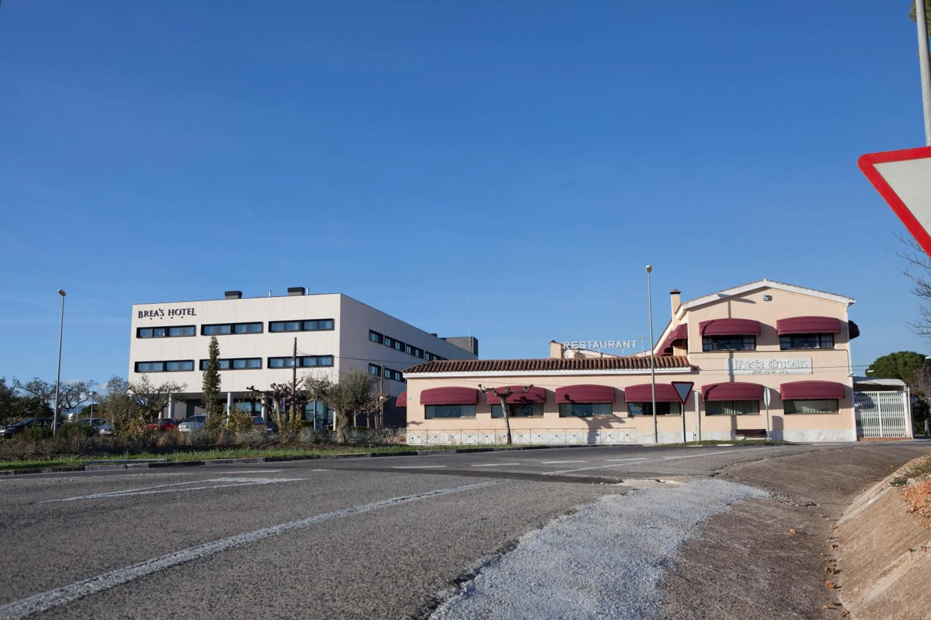 Facade/entrance in Brea's Hotel
